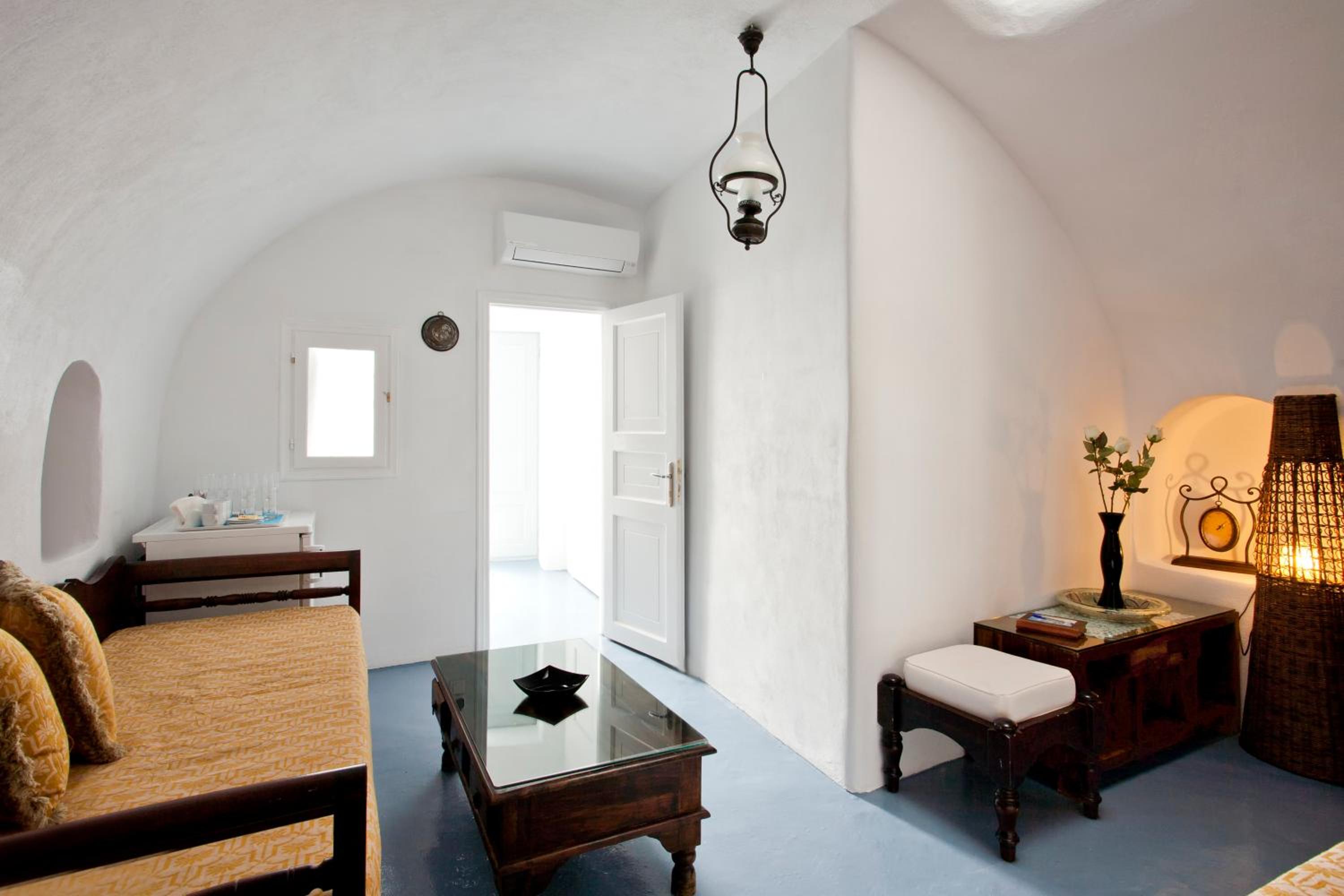 Luxury Cave Villa with Hot Tub & Caldera View photo 3