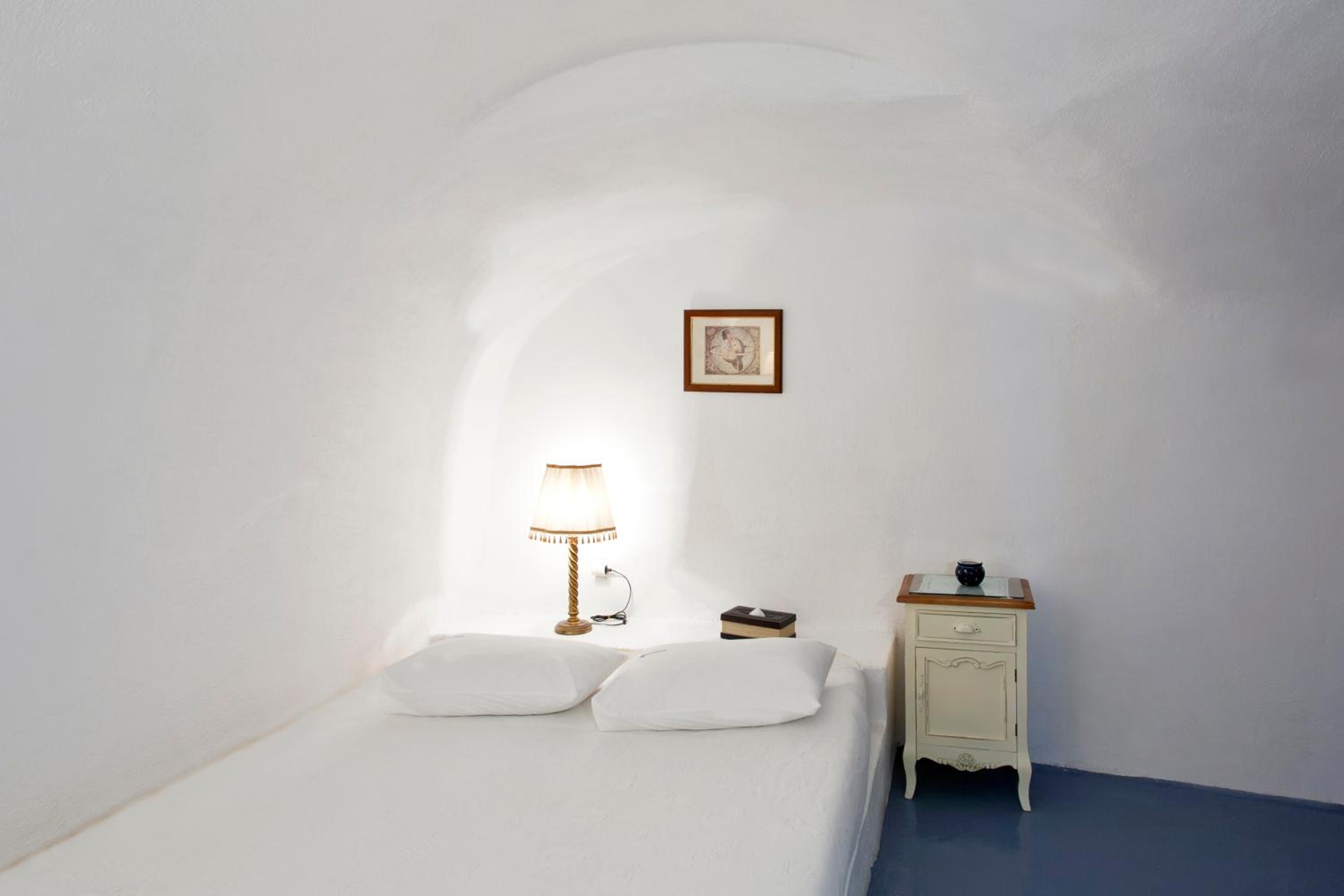 Luxury Cave Villa with Hot Tub & Caldera View