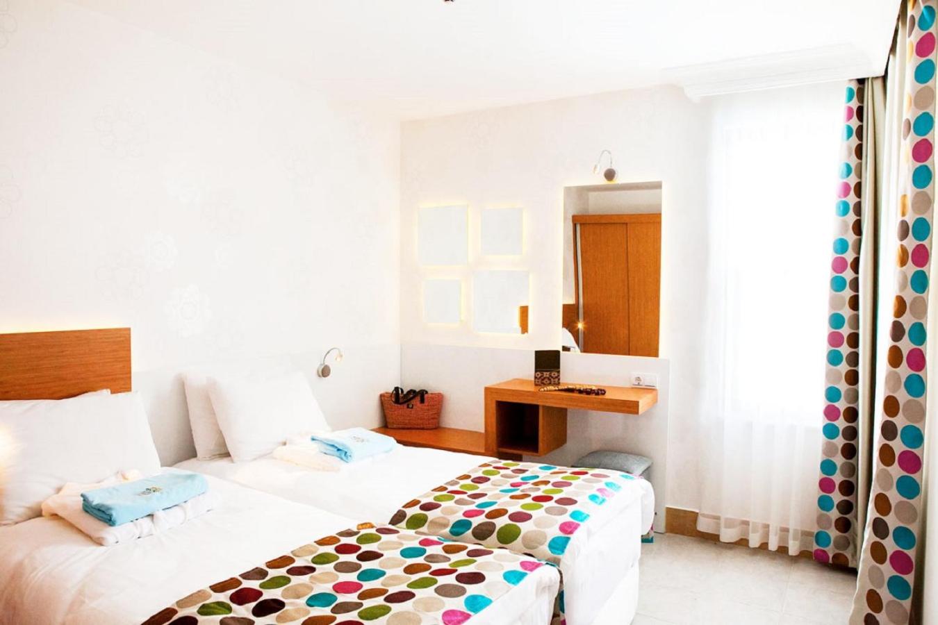 Suite with Pool View - Photo 2