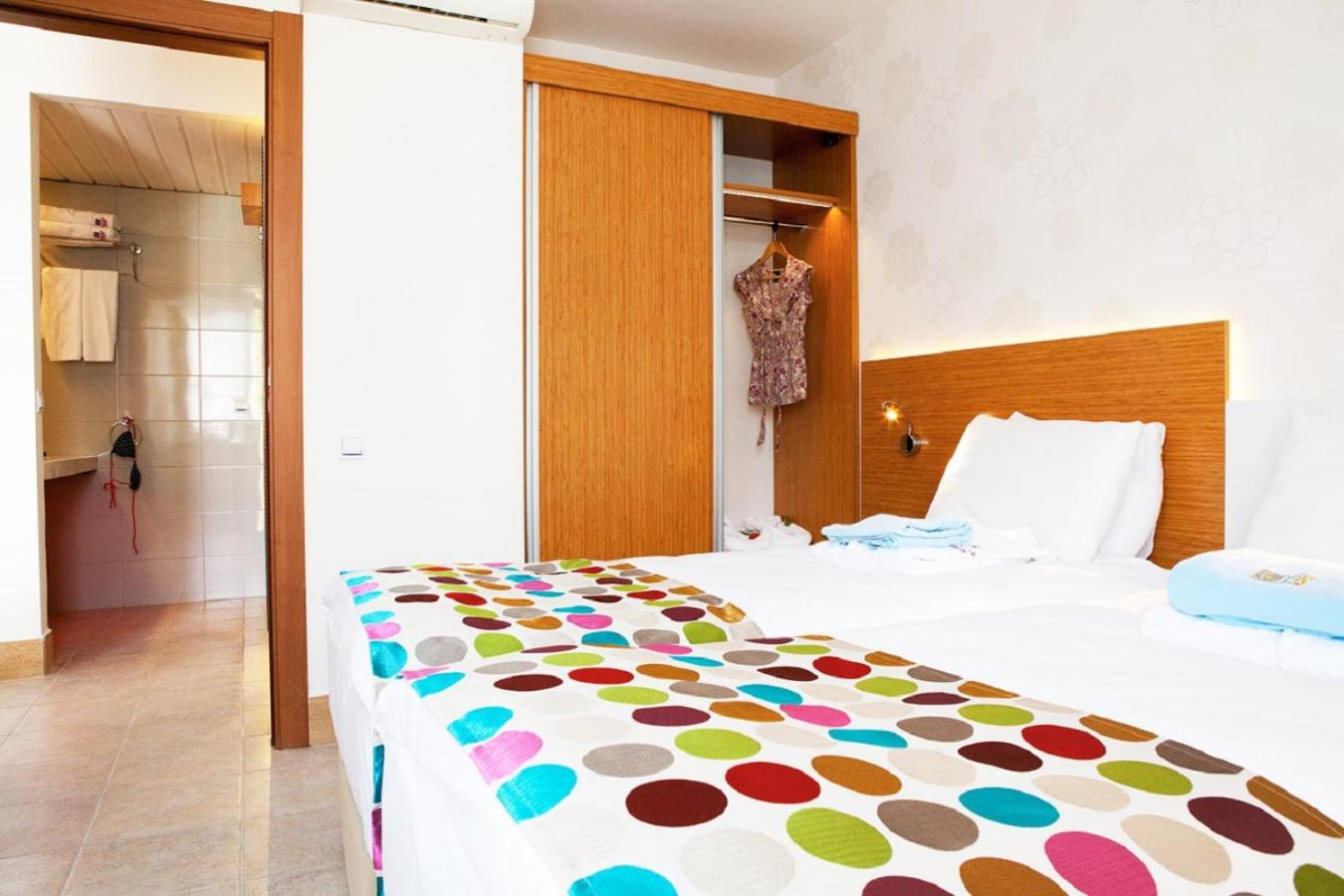 Suite with Pool View - Photo 8
