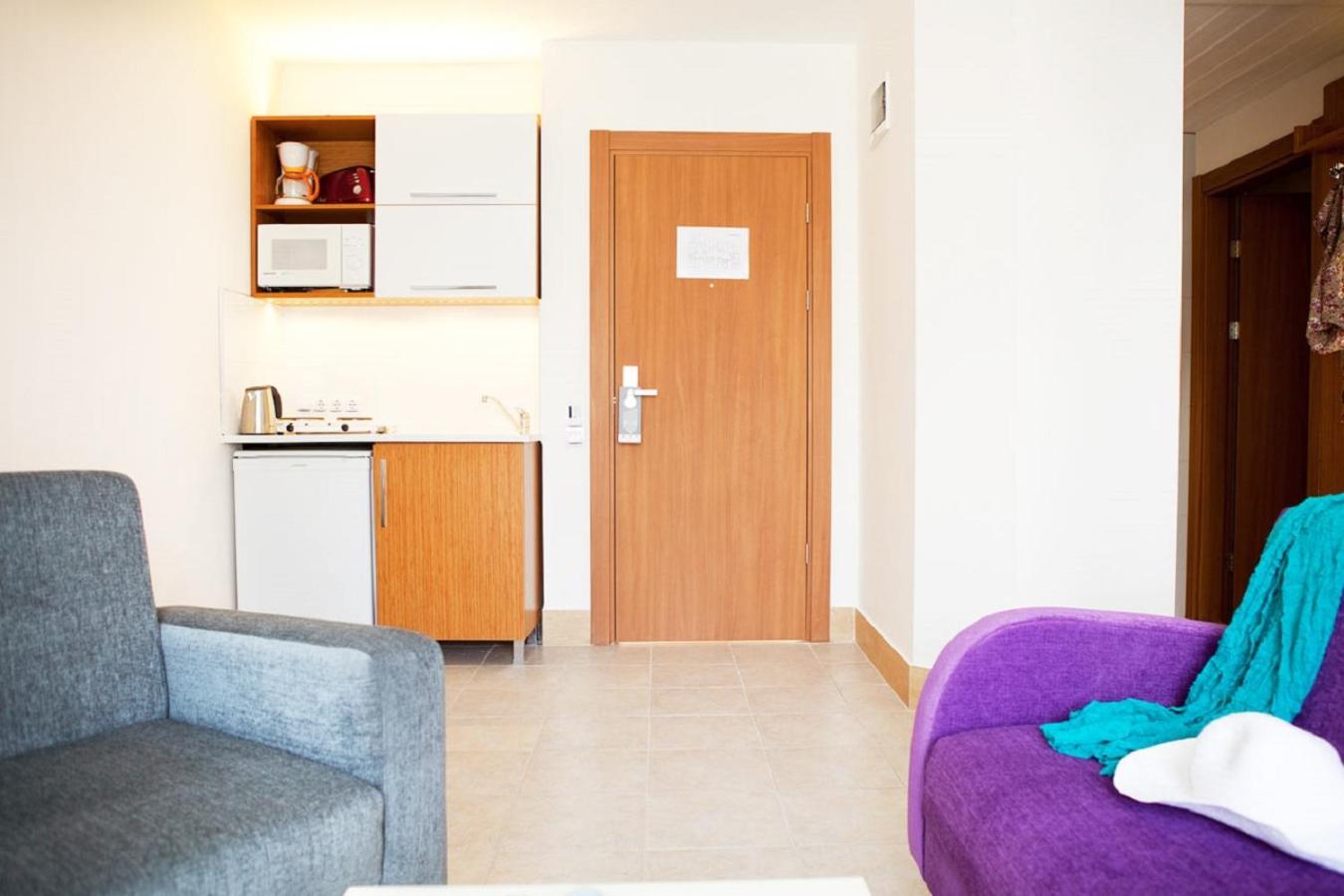 Suite with Pool View - Photo 7