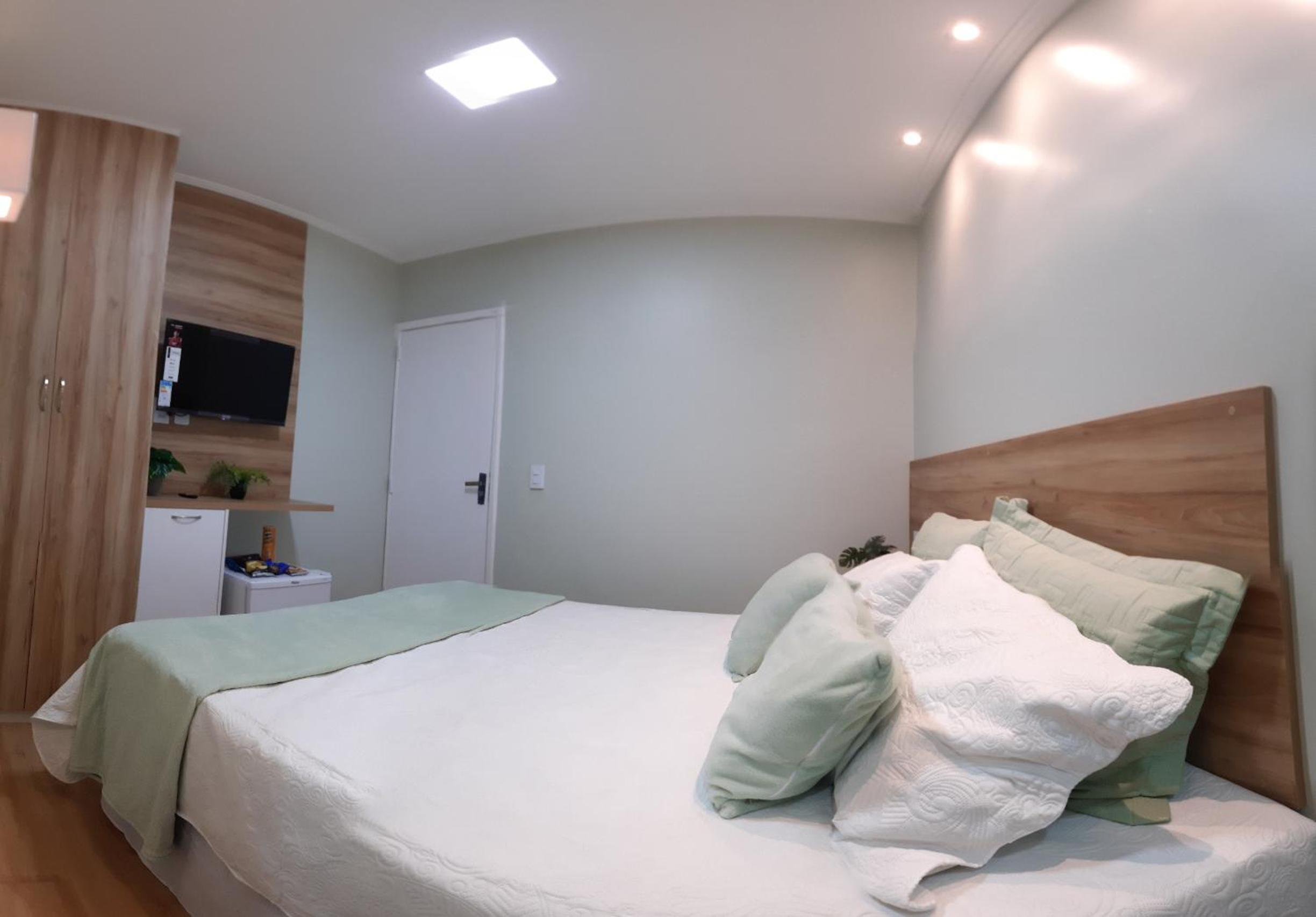 Deluxe Queen Room - Photo 7