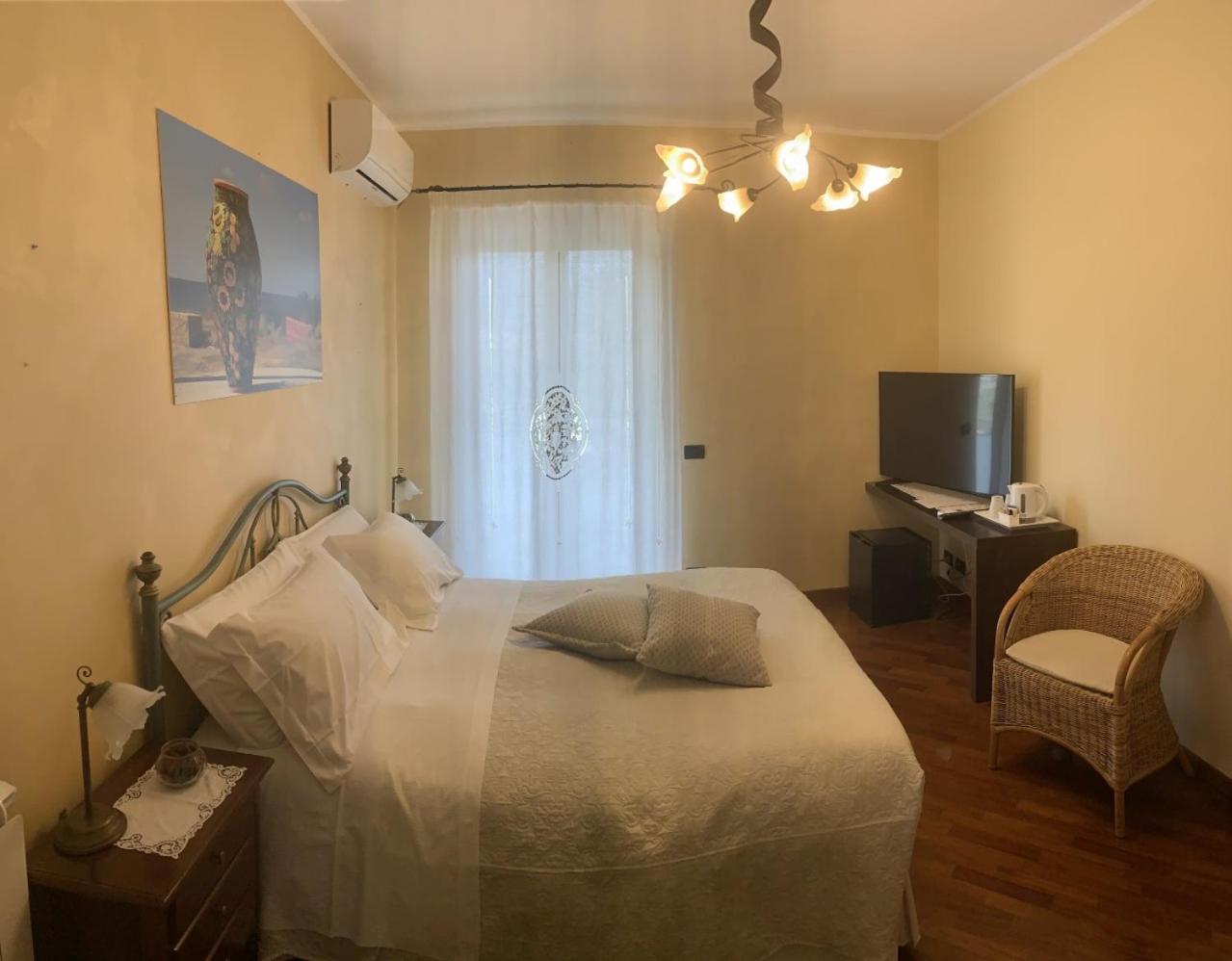 Double Room with Pool View - Photo 3