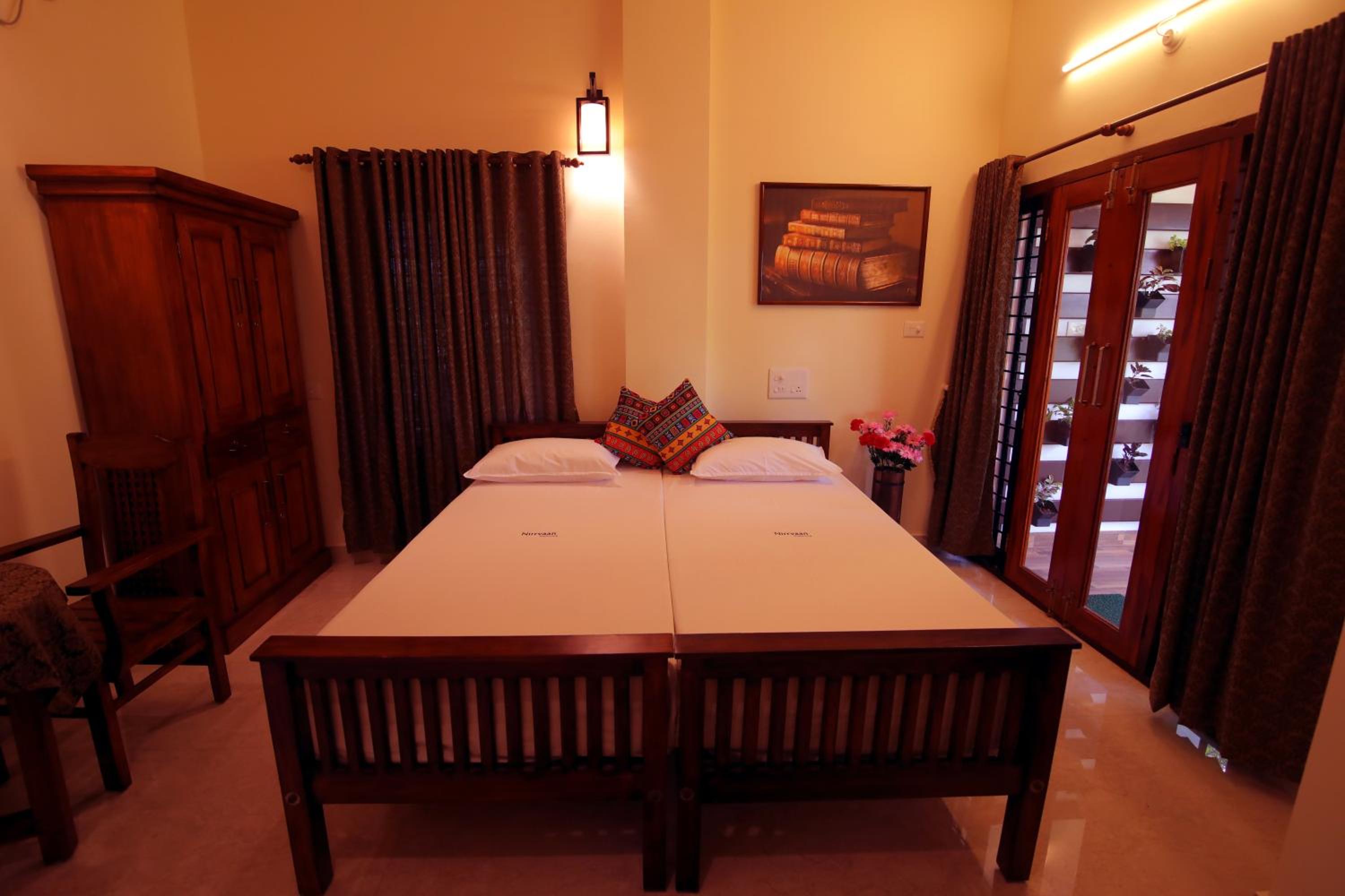 Deluxe Double Room (2 Adults + 1 Child) photo 2