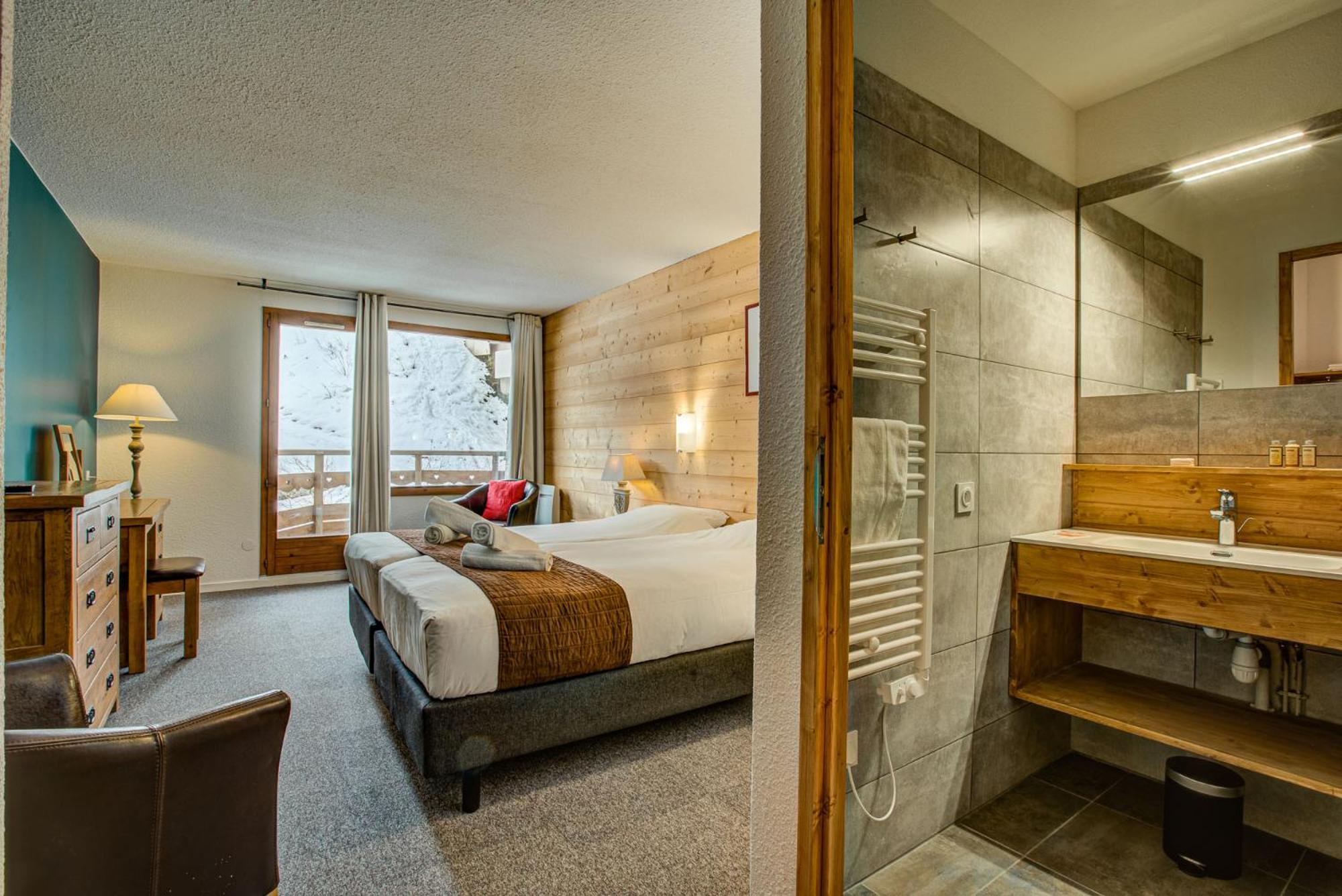 Twin Room with Balcony - Photo 21