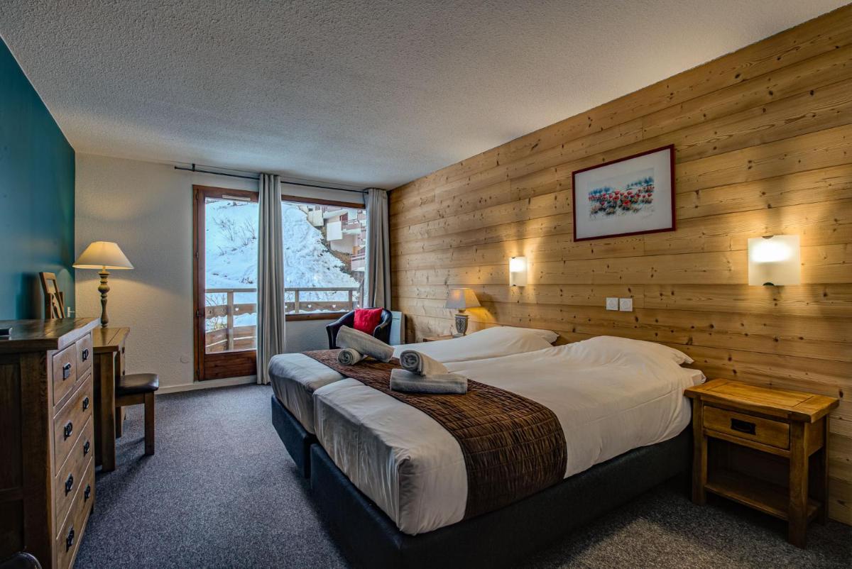 Twin Room with Balcony - Photo 12