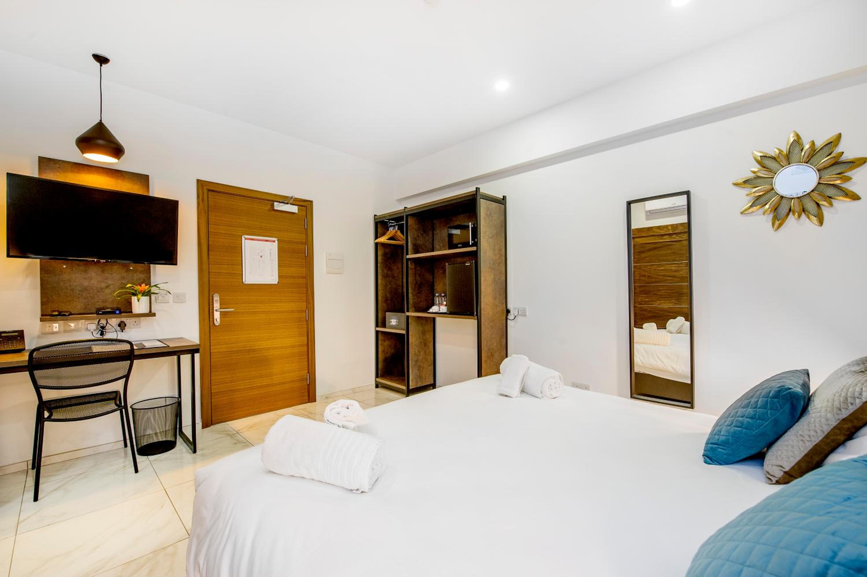Deluxe Double Room - Photo 21
