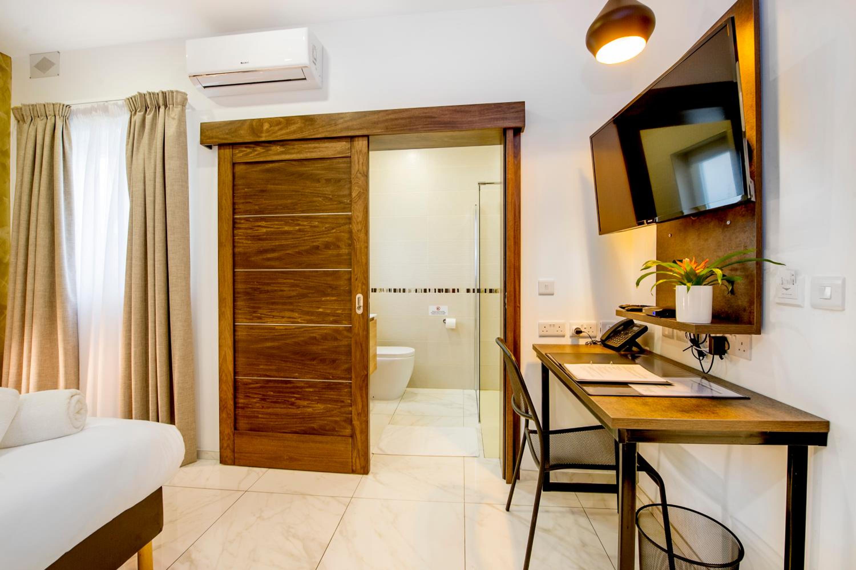 Deluxe Double Room - Photo 19
