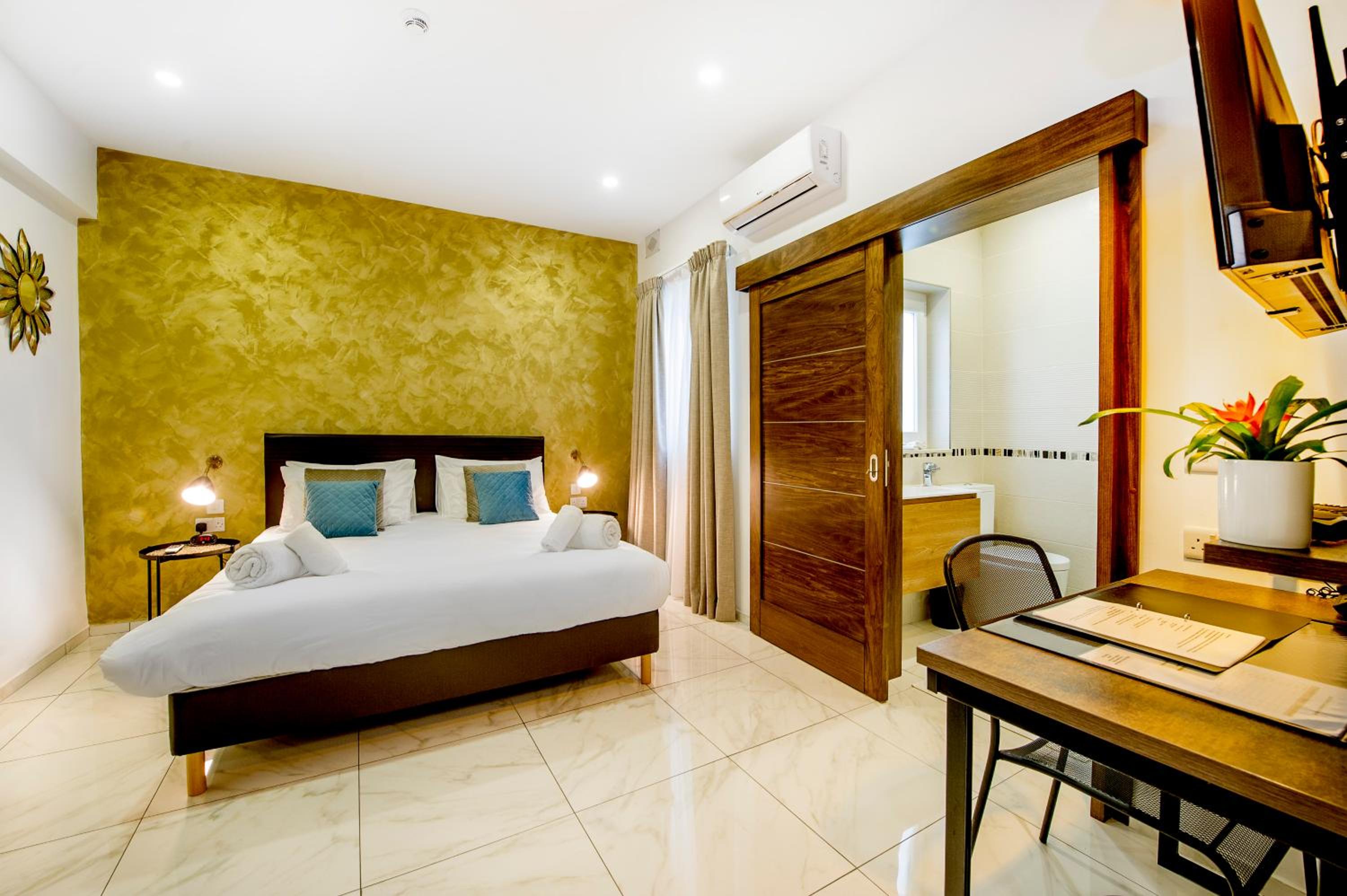 Deluxe Double Room - Photo 18