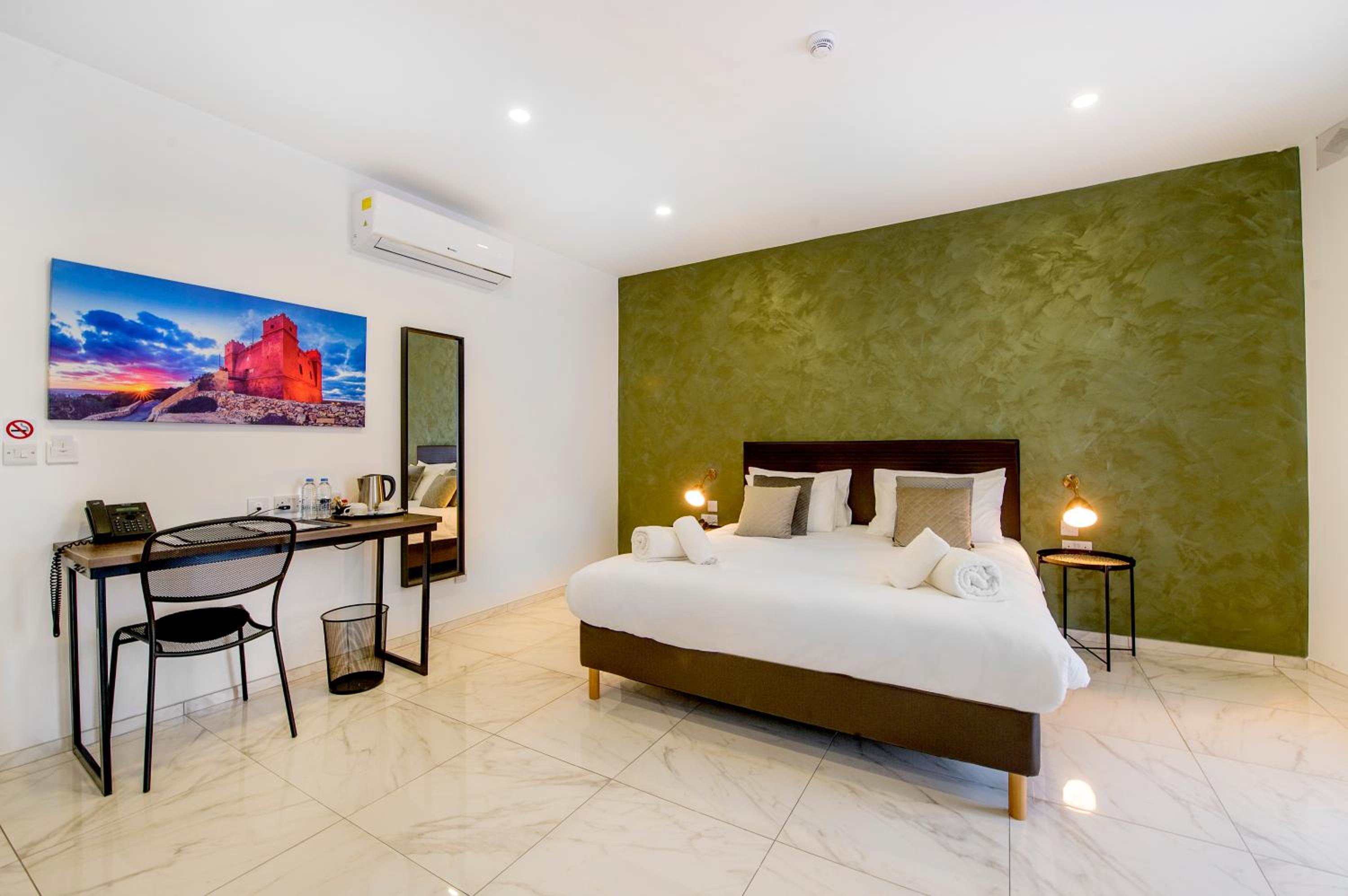 Deluxe Double Room with Side Sea View - Photo 9