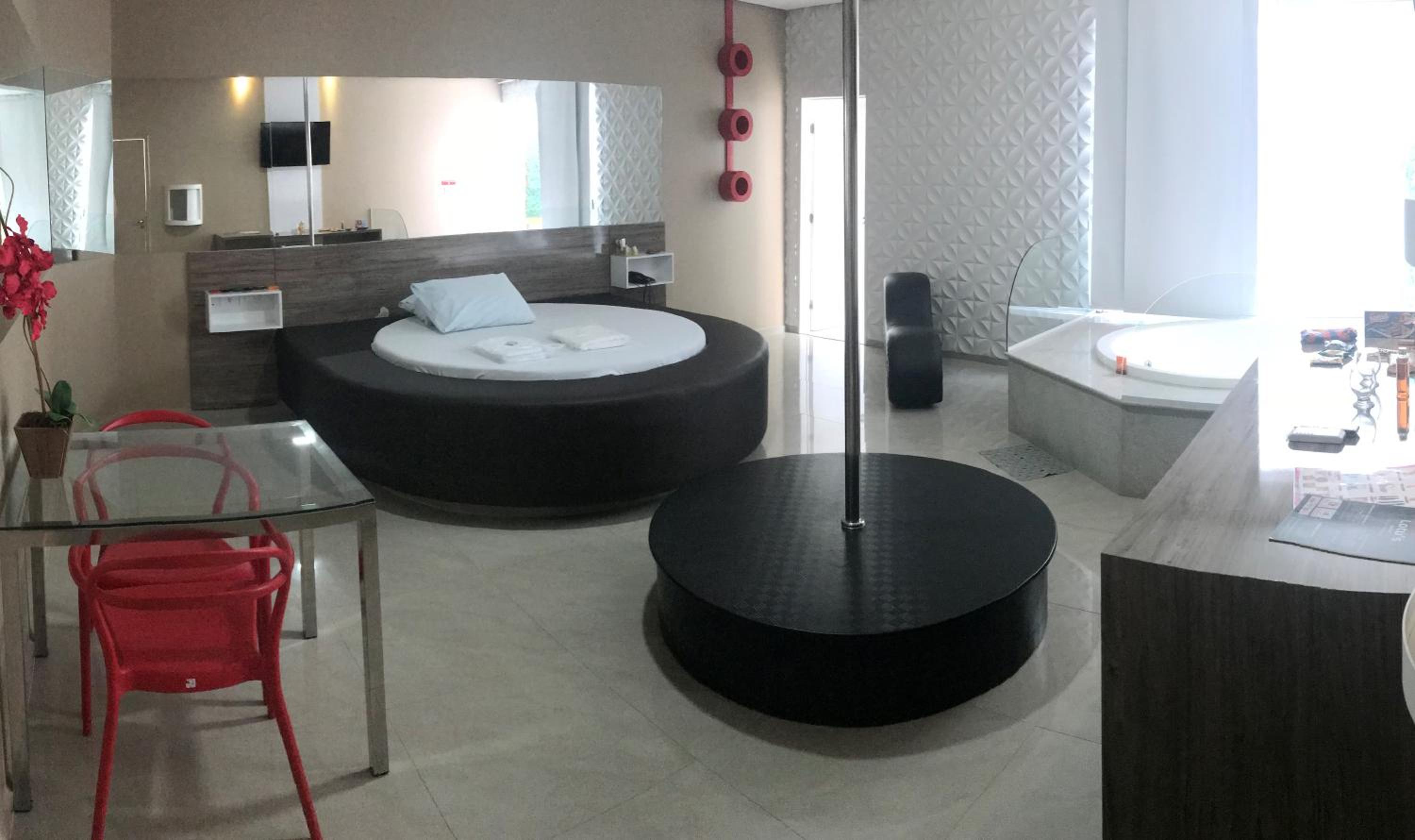 Queen Suite with Spa Bath photo 2