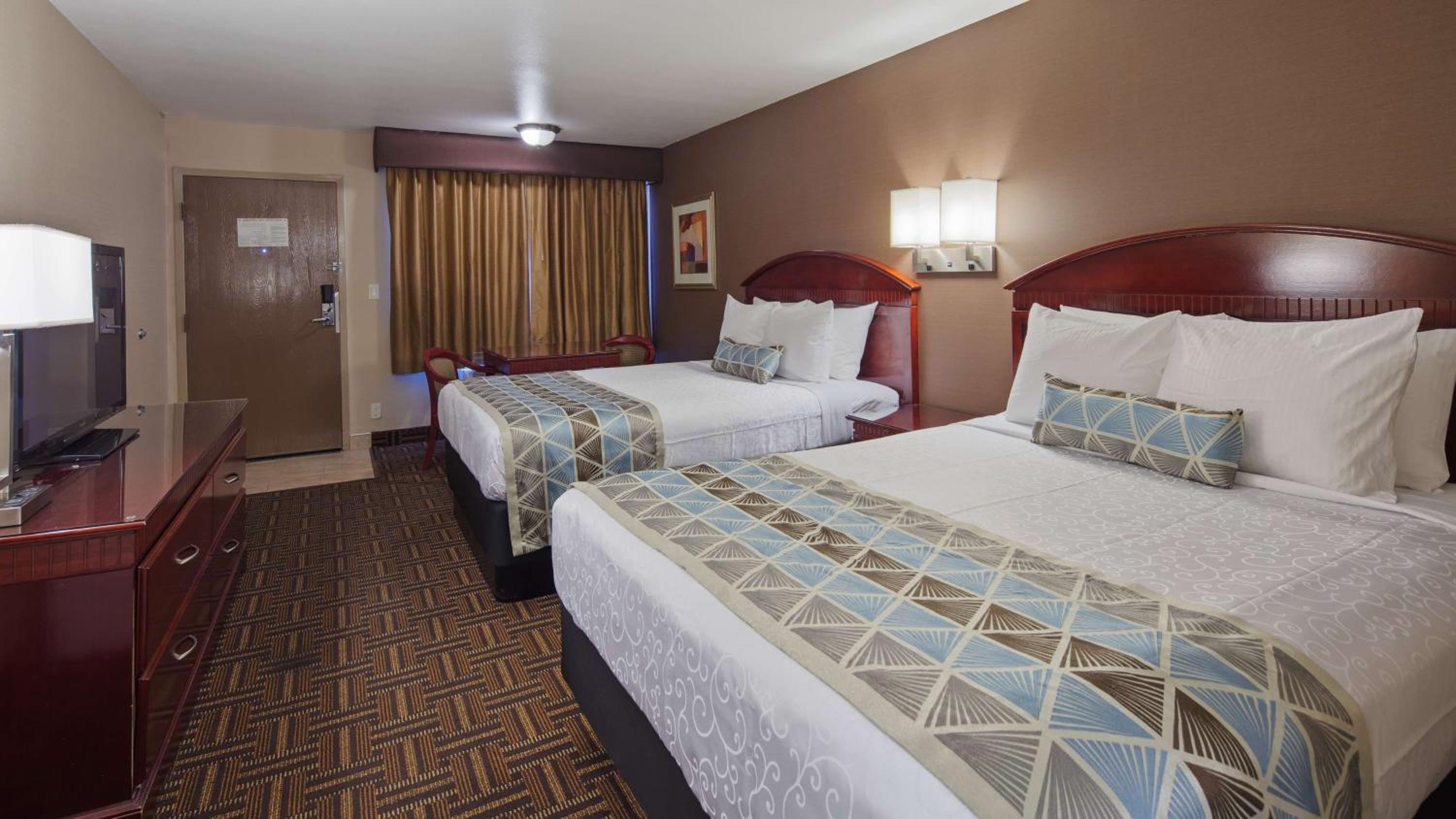 Queen Room with Two Queen Beds - Non-Smoking - Photo 3