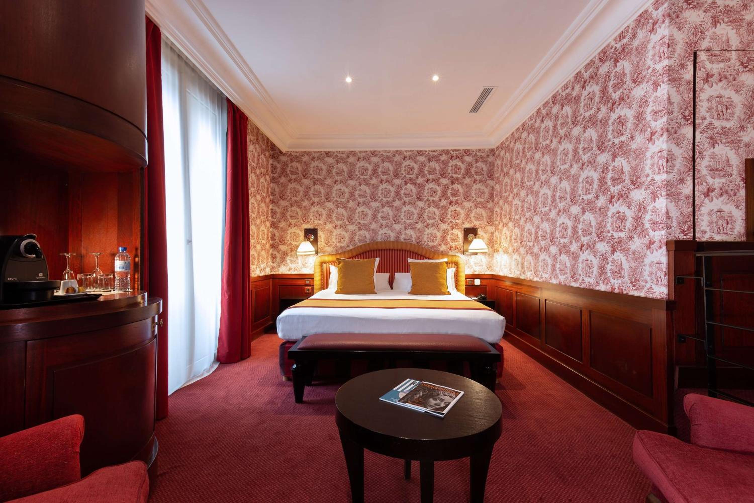 Suite - Photo 11