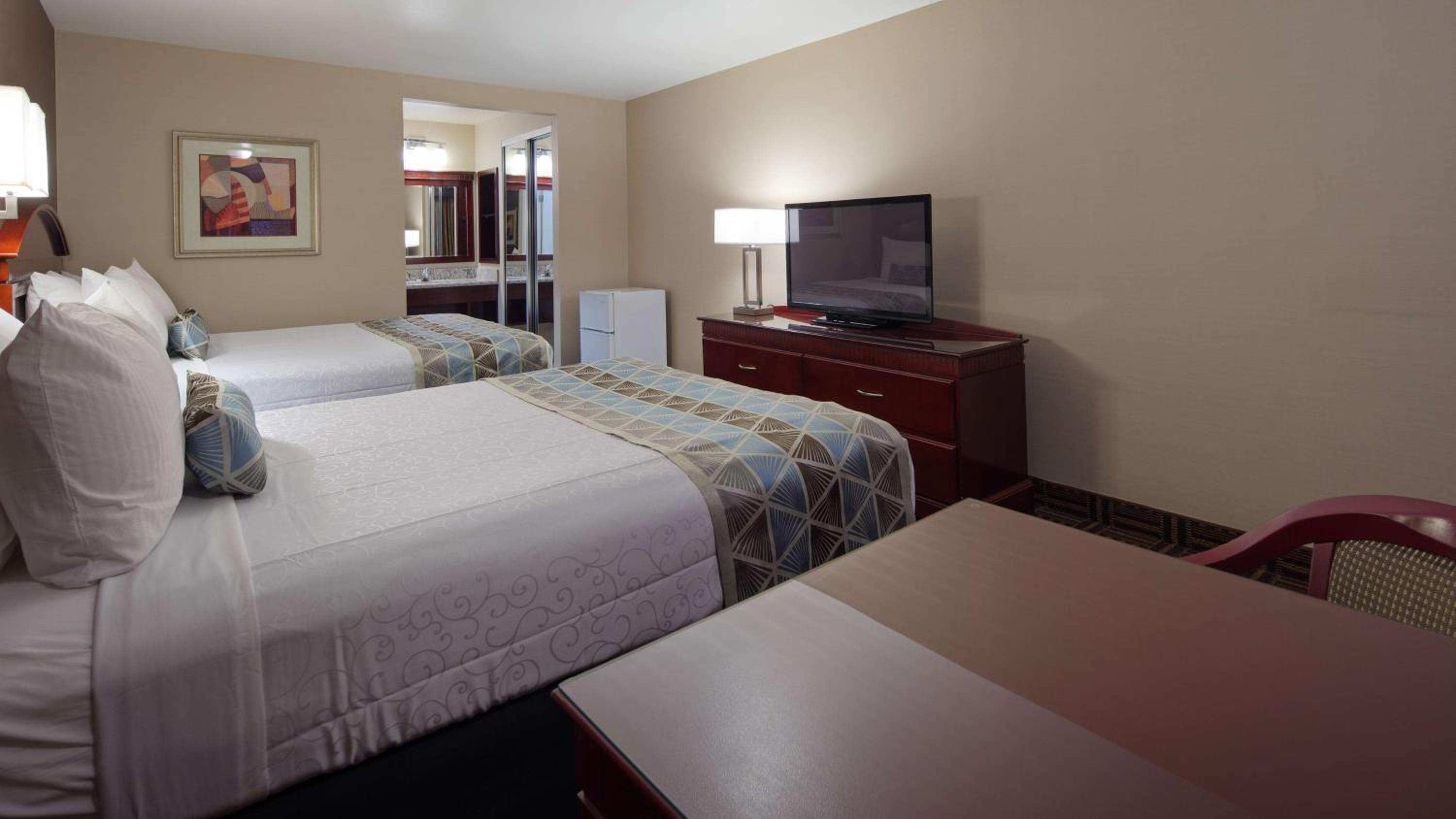 Queen Room with Two Queen Beds - Non-Smoking - Photo 1
