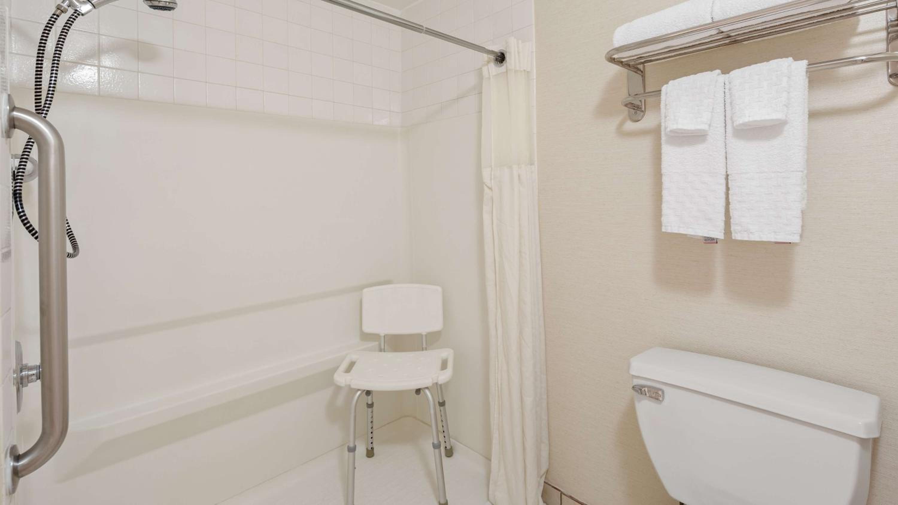 King Room with Bath Tub - Disability Access/Non-Smoking  - Photo 2