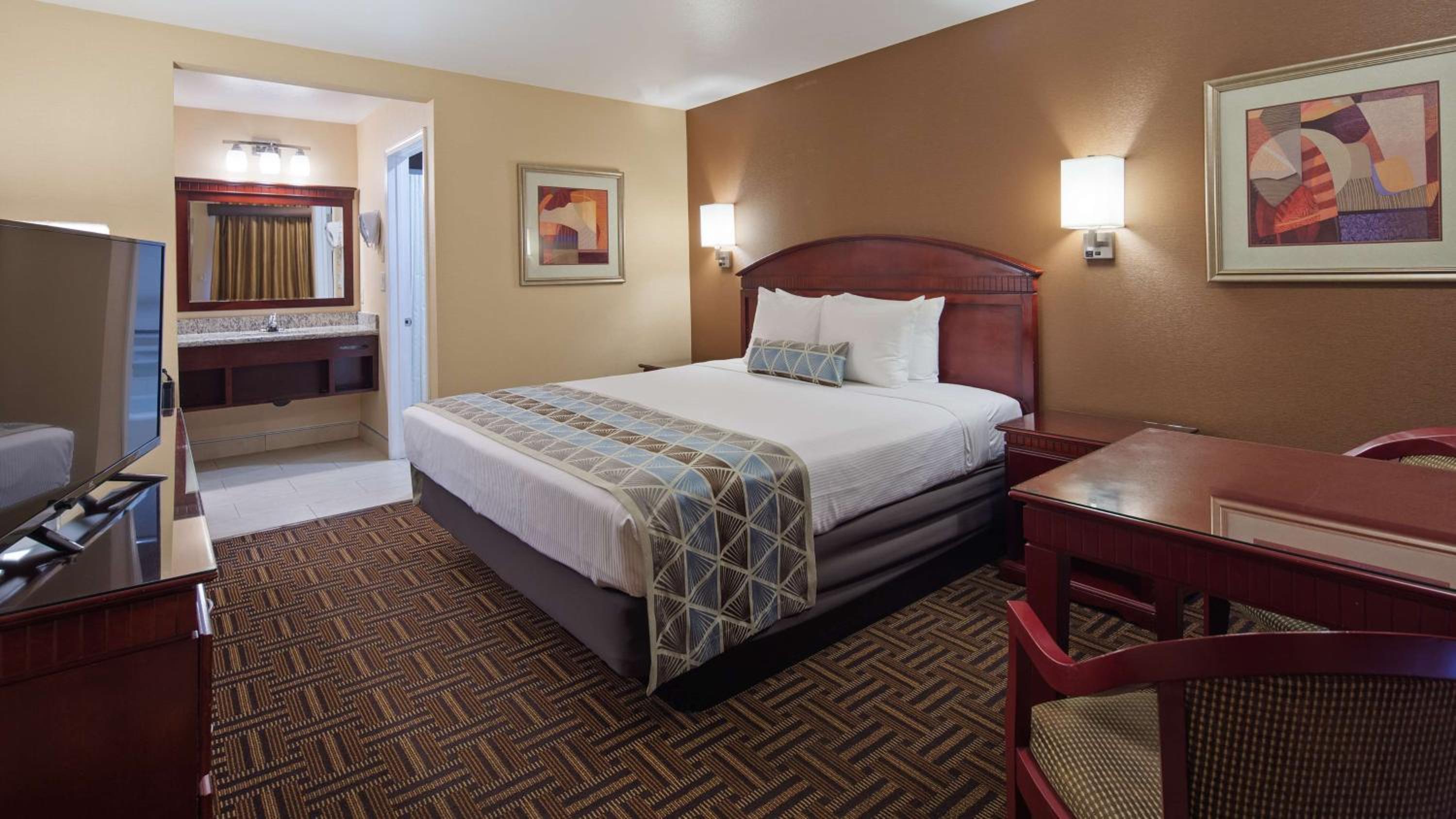 King Room - Non-Smoking - Photo 2