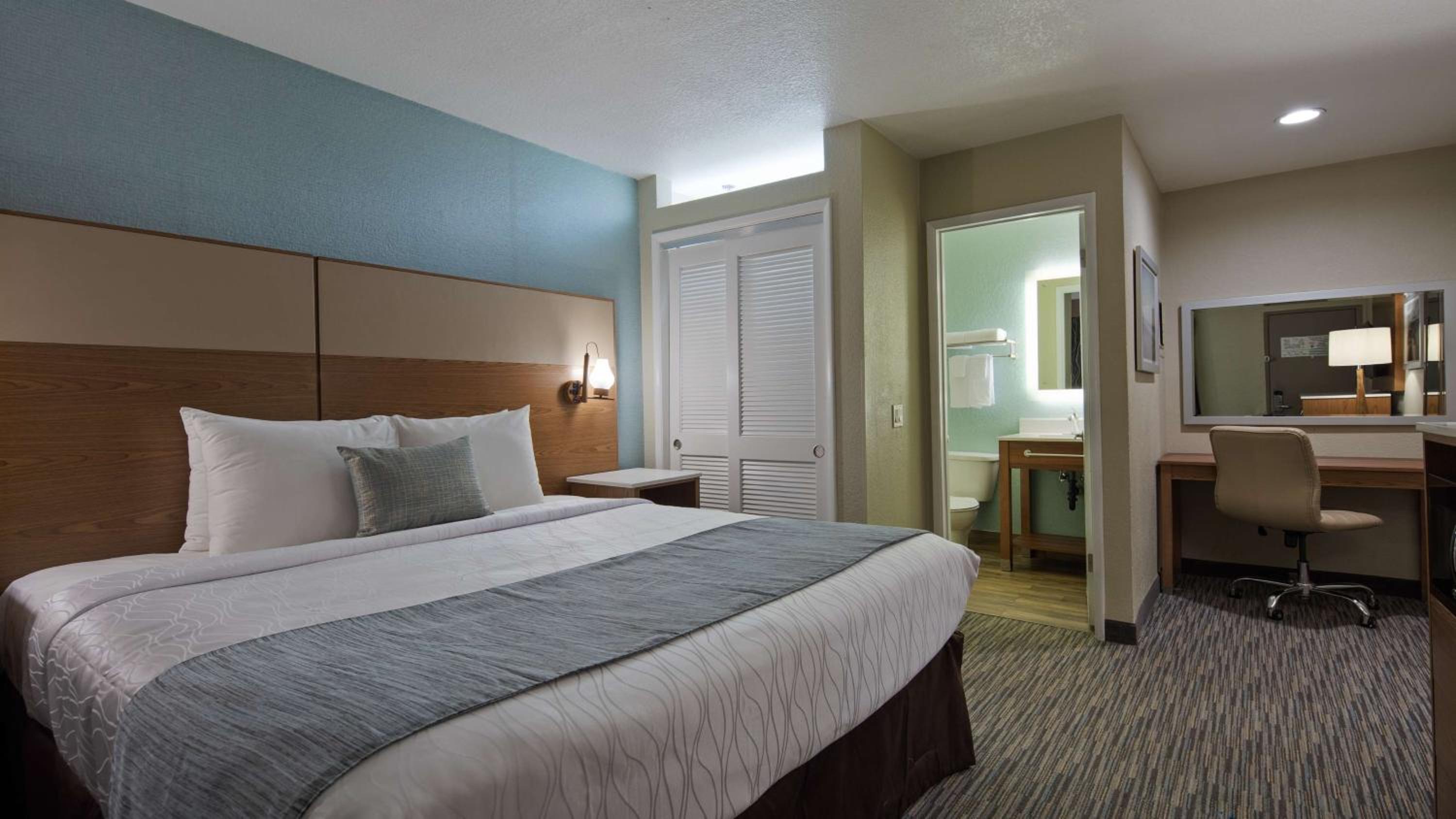 King Room - Non-Smoking - Photo 5