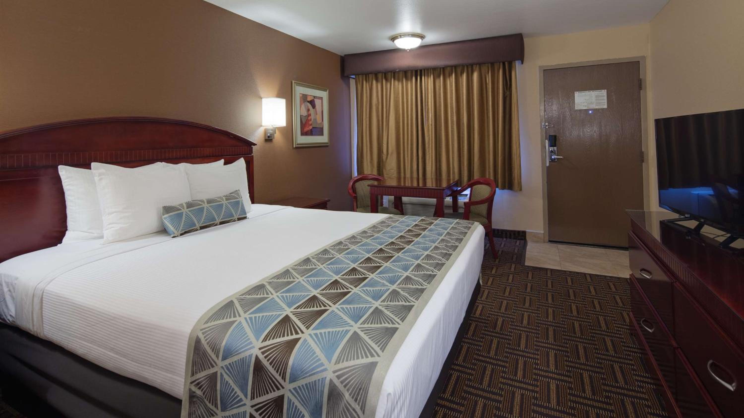 King Room - Non-Smoking - Photo 4