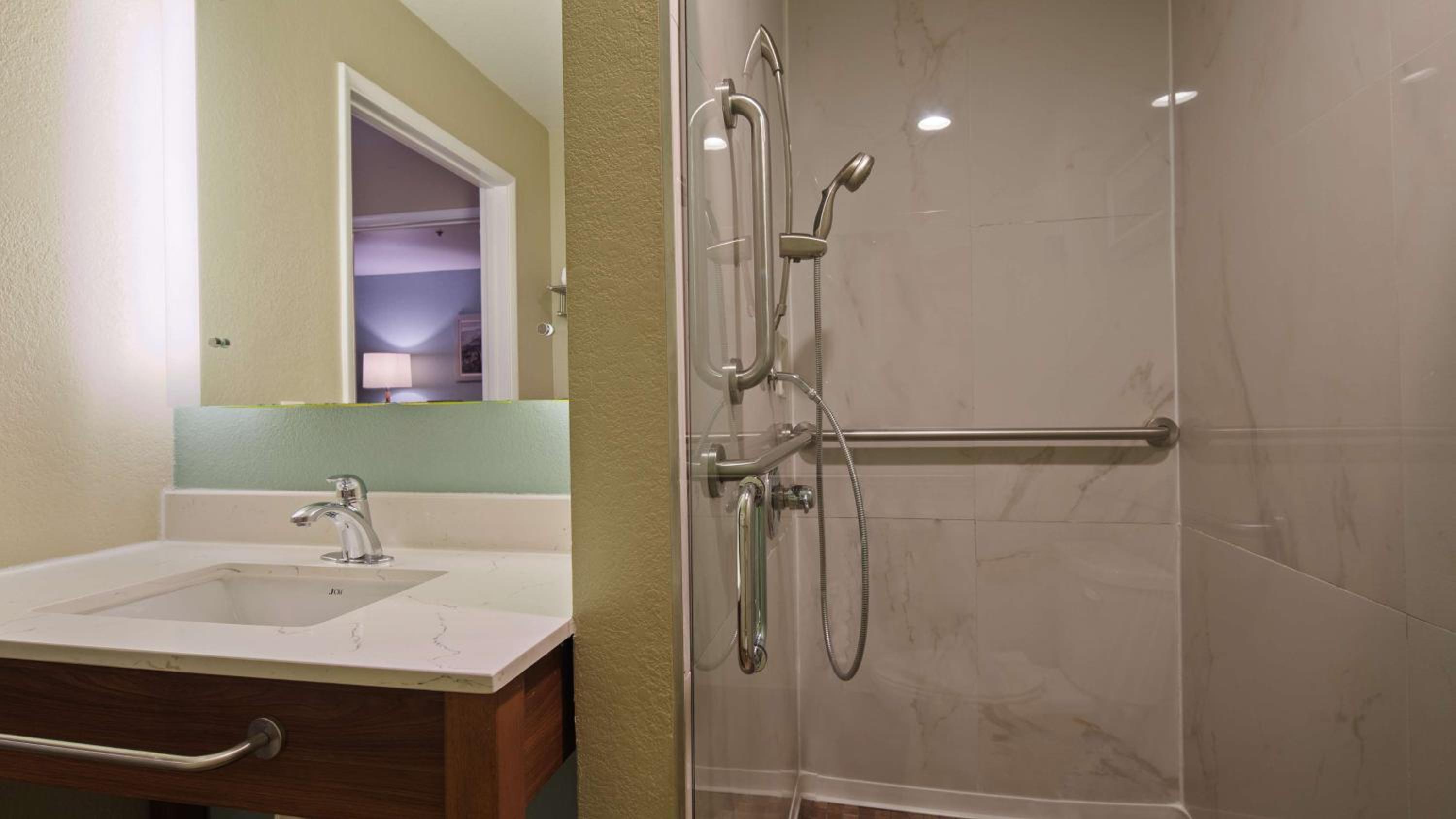 Queen Room with Roll-In Shower - Disability/Non-Smoking - Photo 3