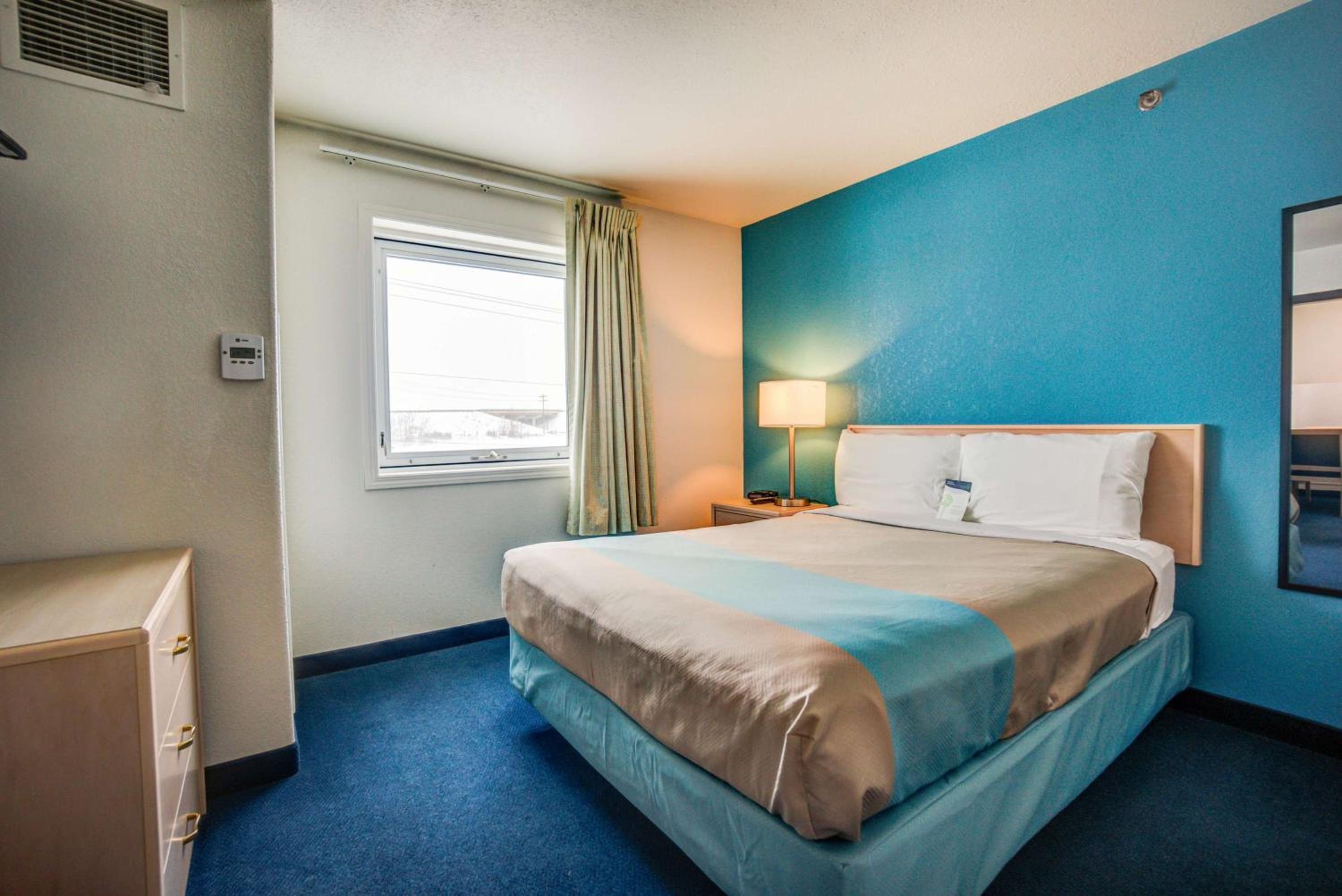 Queen Room - Non-Smoking - Photo 8