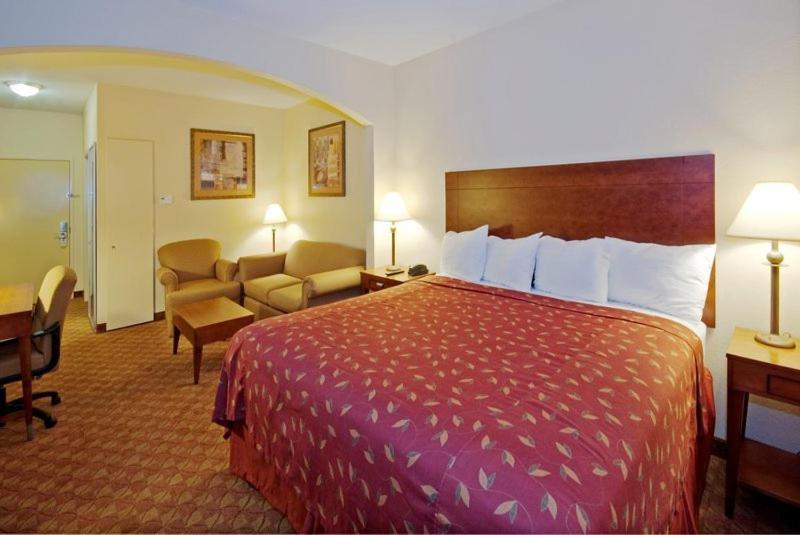 1 King Bed Suite Non Smoking - Photo 3