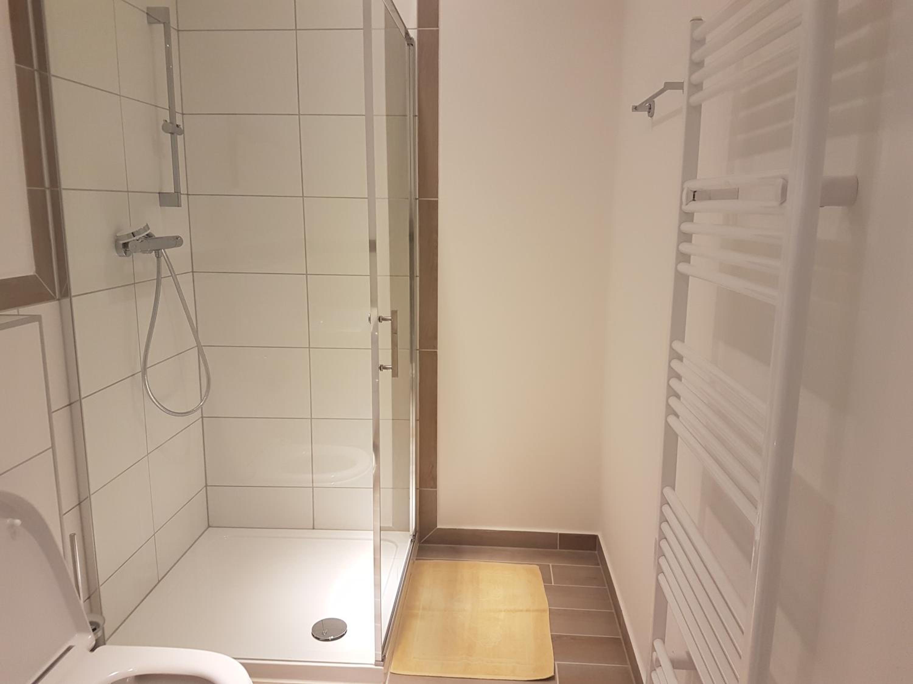 Standard Queen Room - Photo 9
