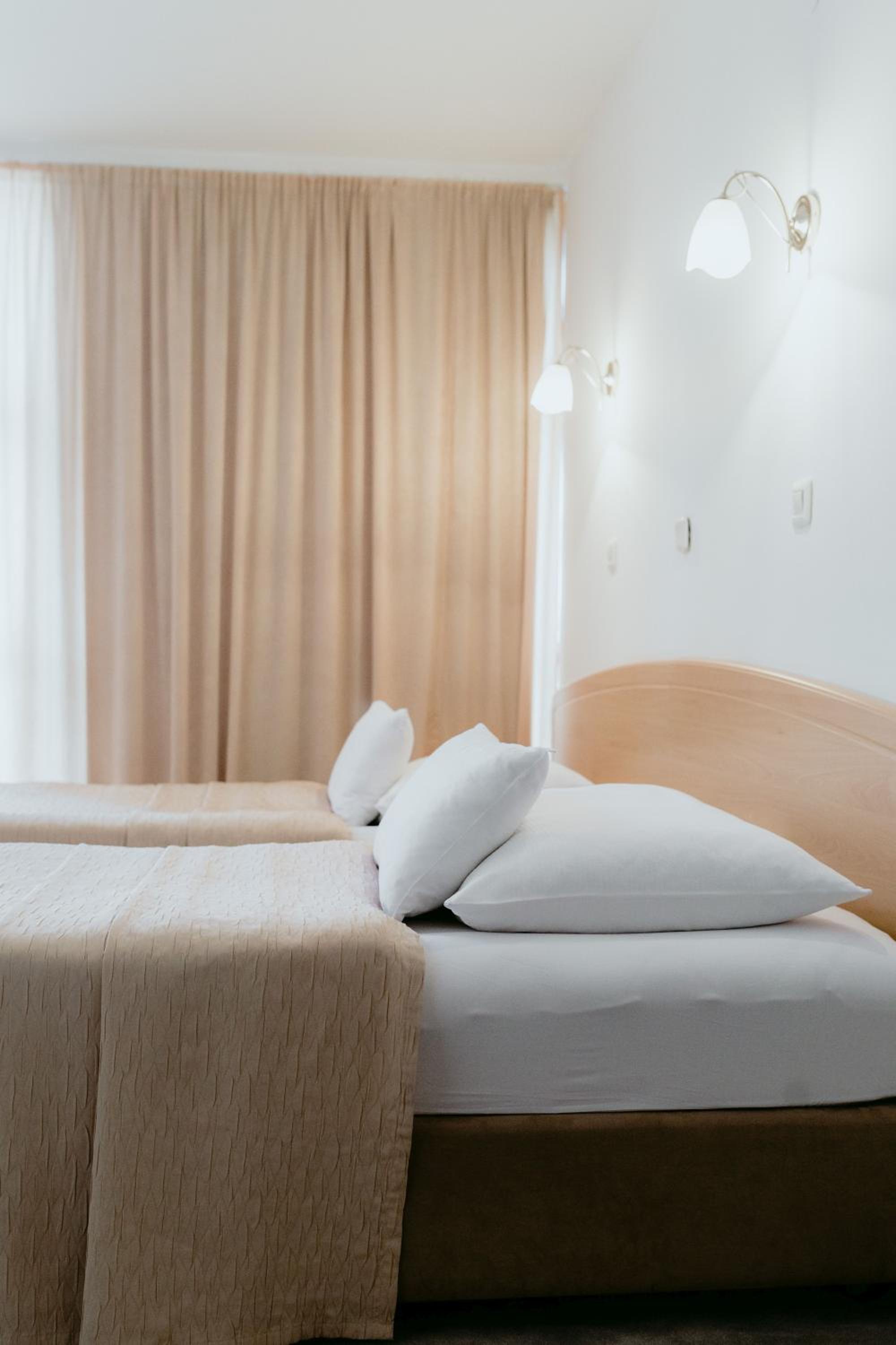 Twin Room - Photo 7