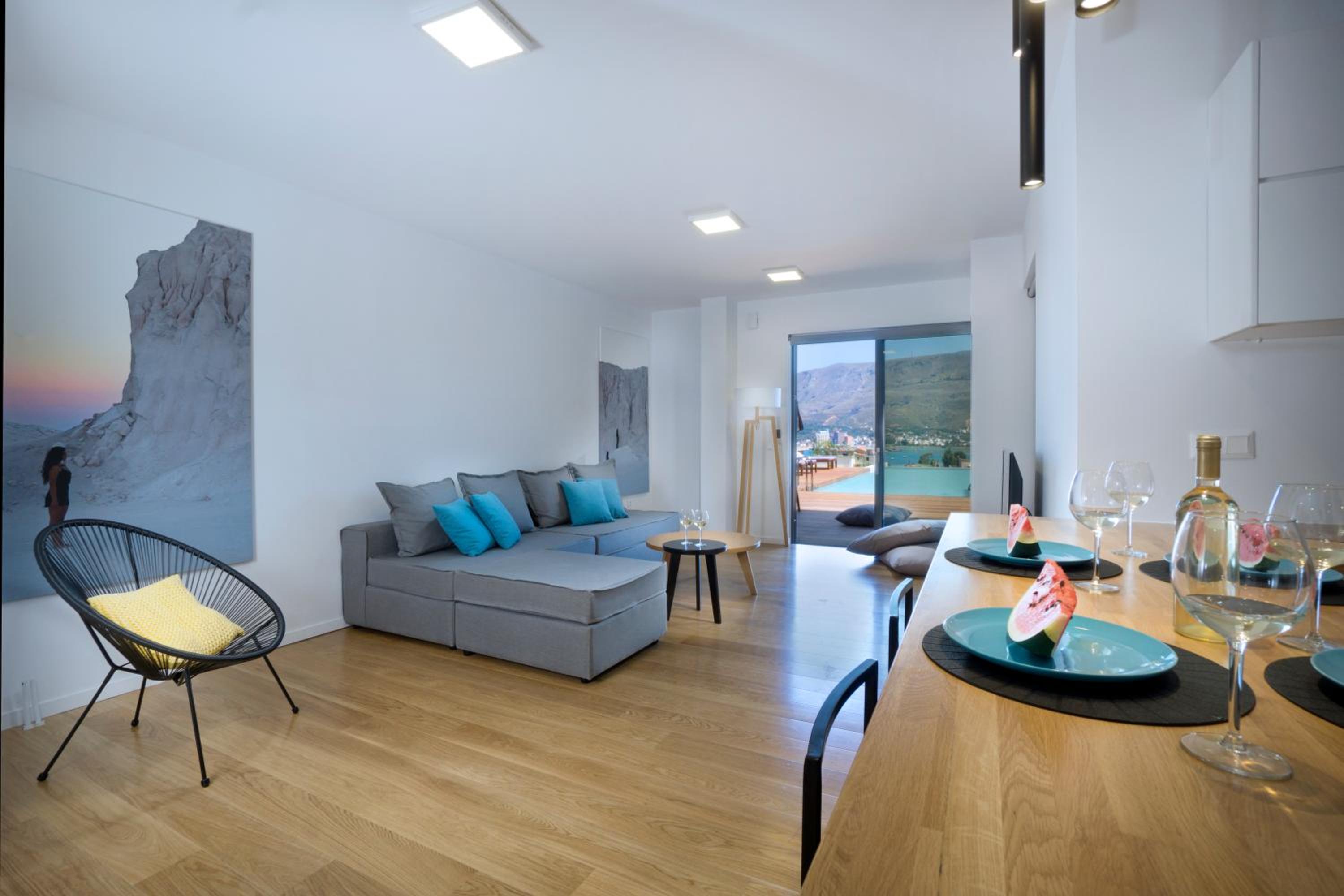 Apartment with Pool View