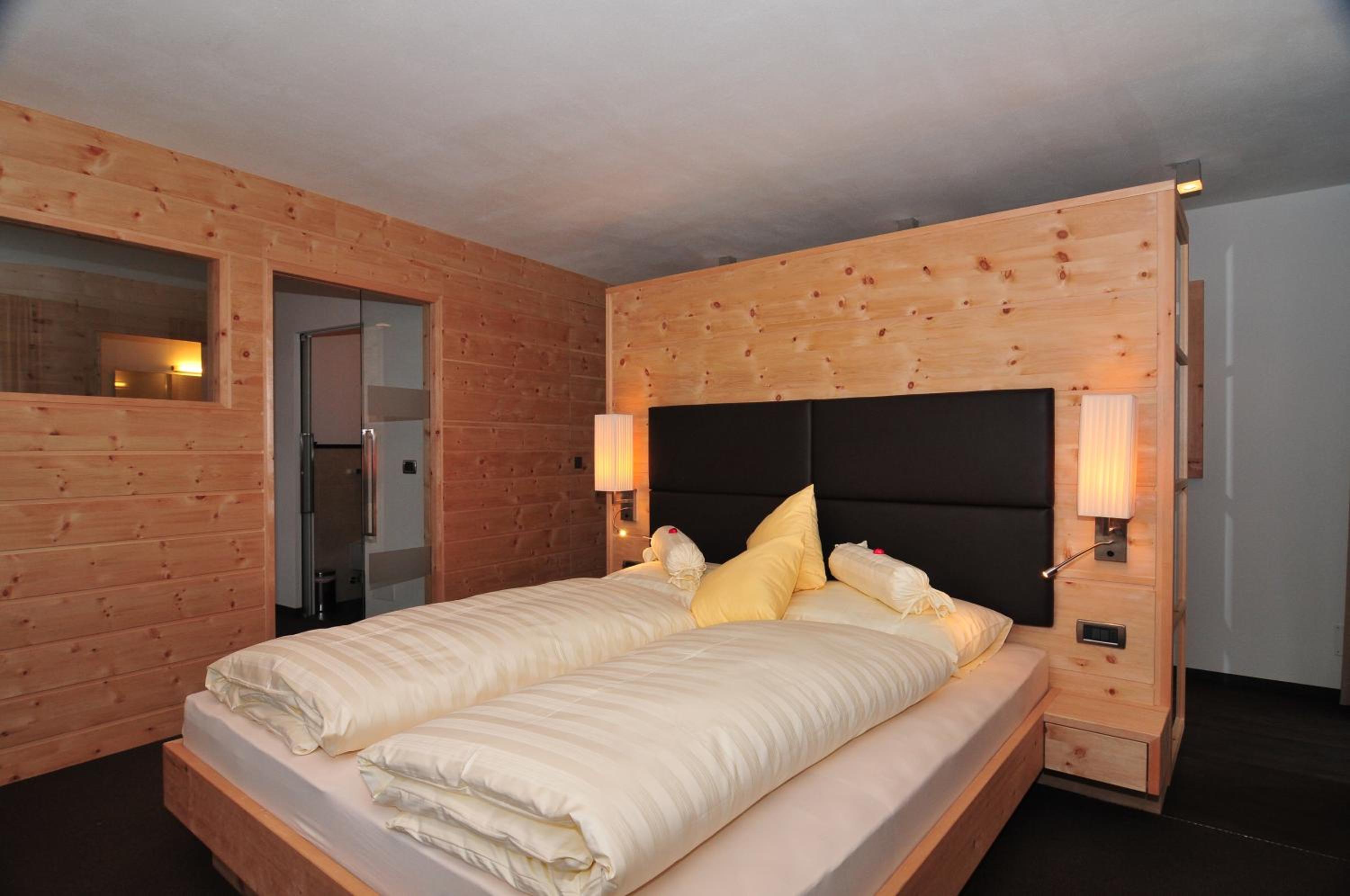 Deluxe Suite with Sauna