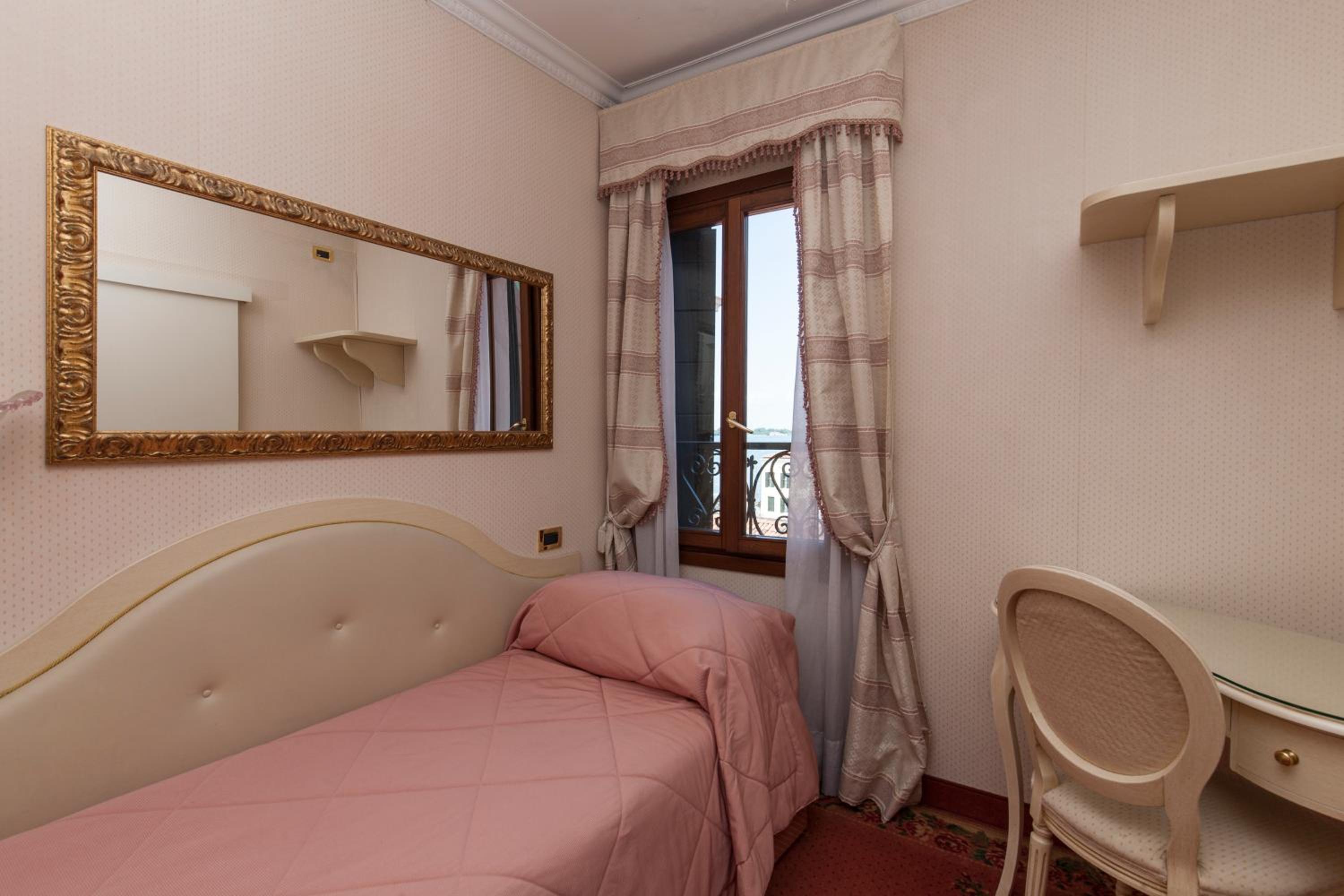 Classic Triple Room photo 2