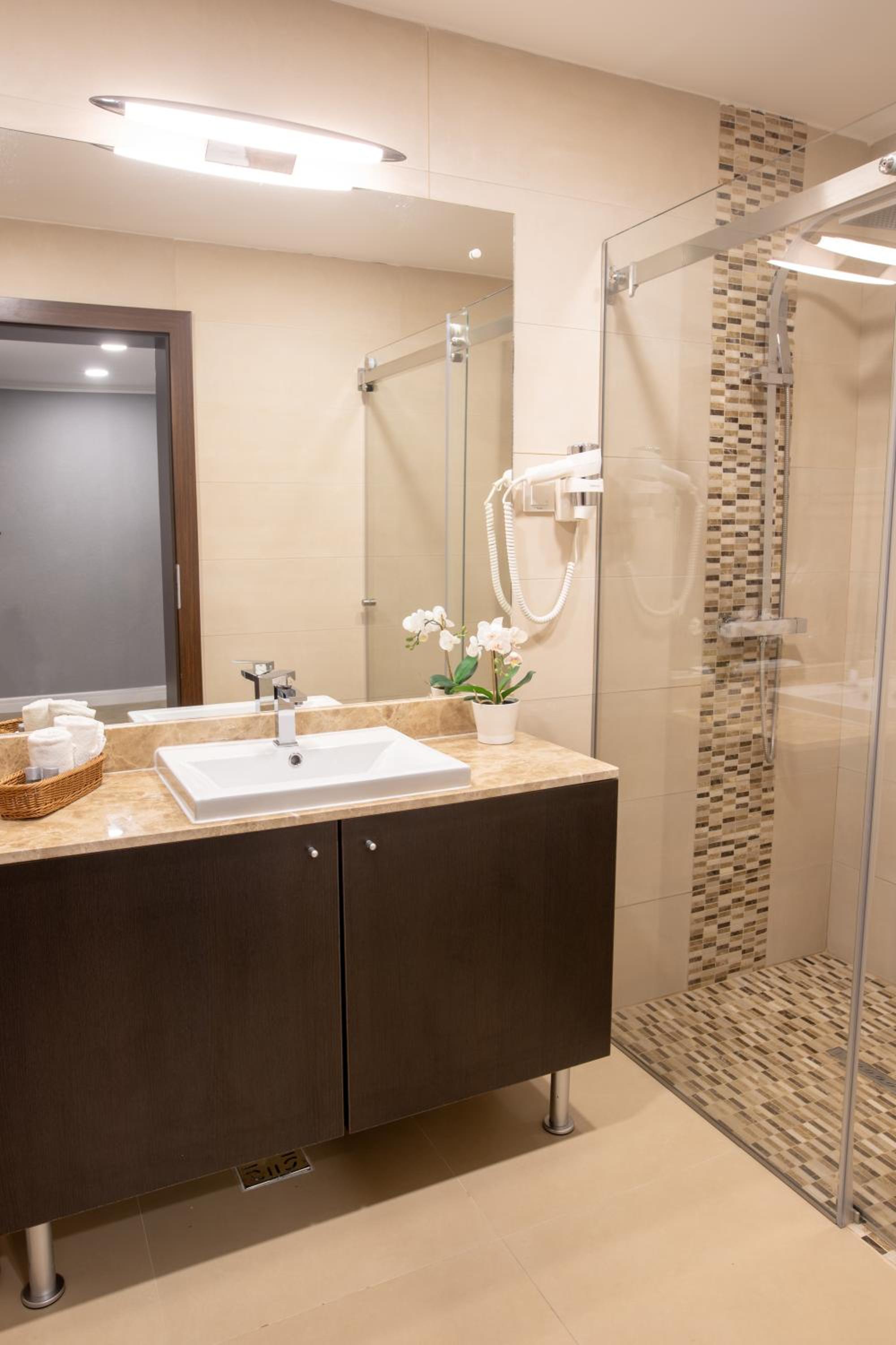 Deluxe Double Room with Balcony - Photo 8