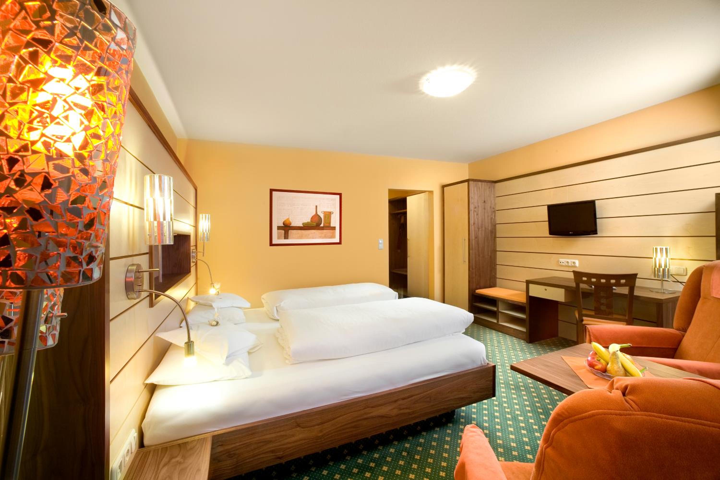 Double Room with Balcony - Photo 12