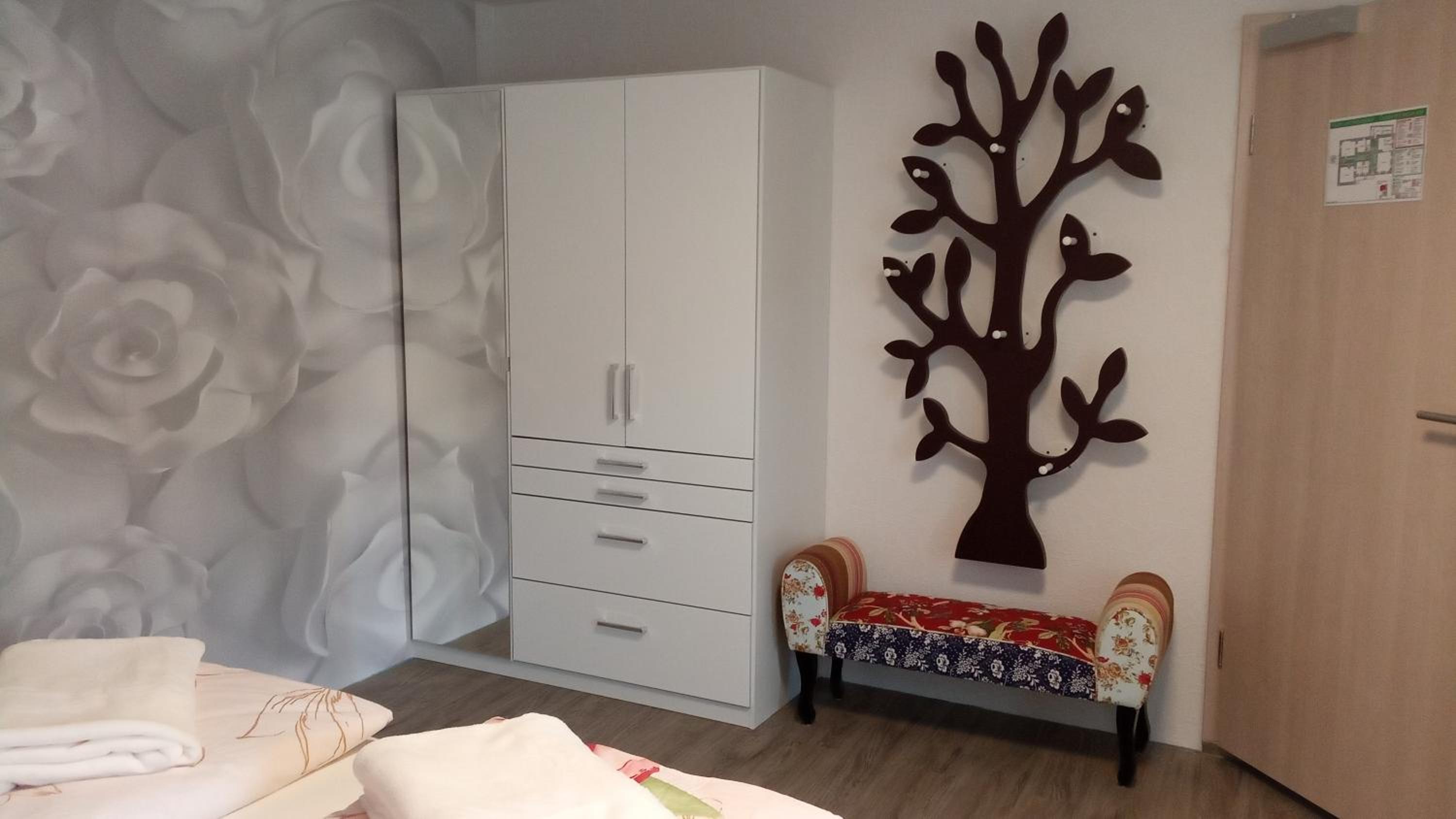 Large Double Room - Photo 8