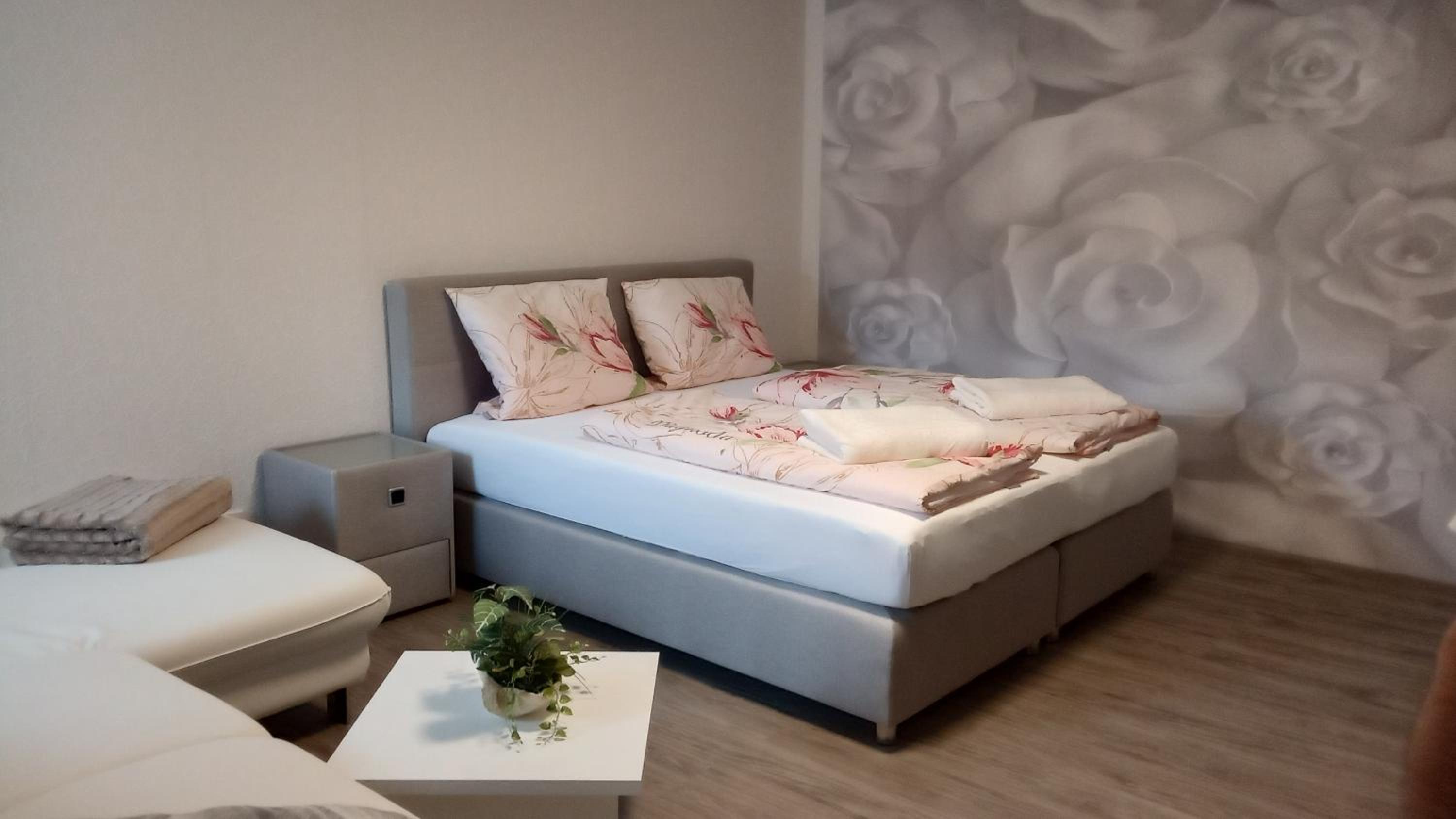Large Double Room - Photo 2