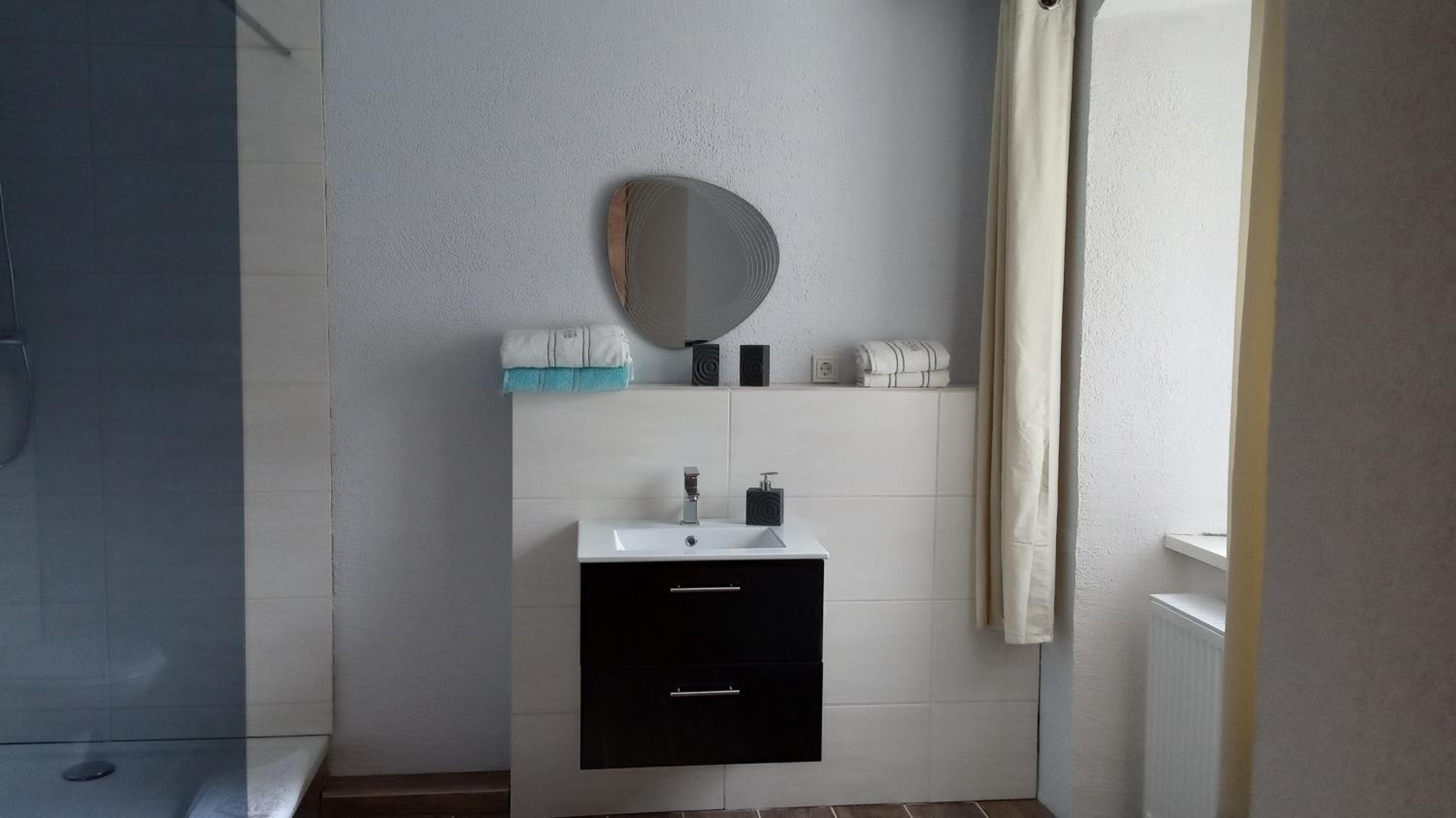 Large Double Room - Photo 4