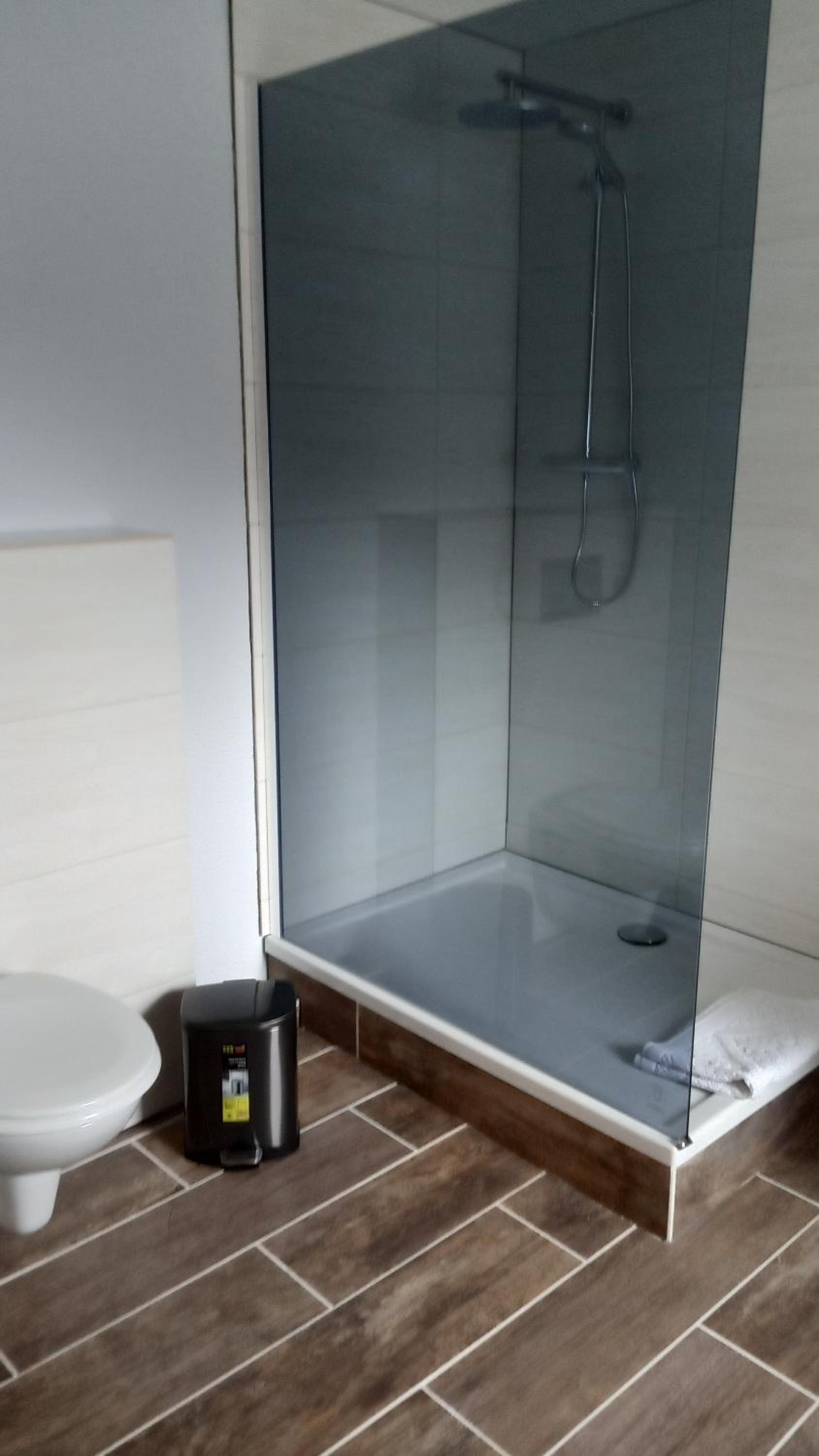 Large Double Room - Photo 3