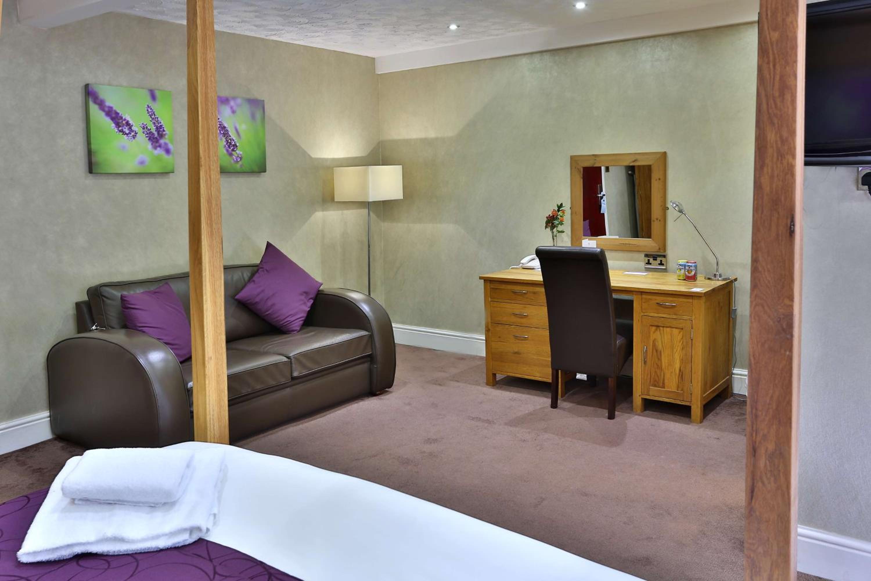Premium Room with Four Poster Bed - Photo 3