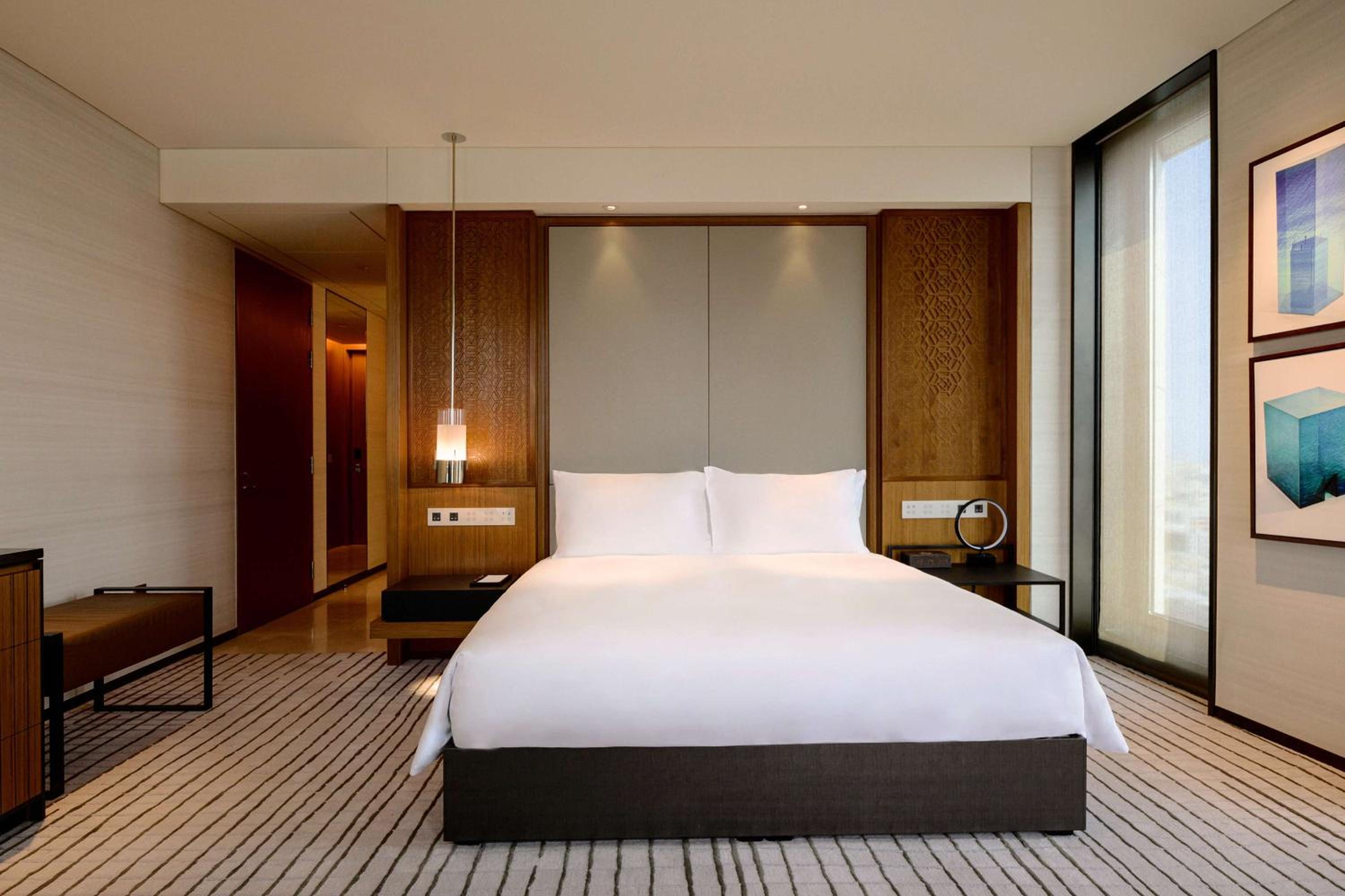 Deluxe King Room with City View photo 3
