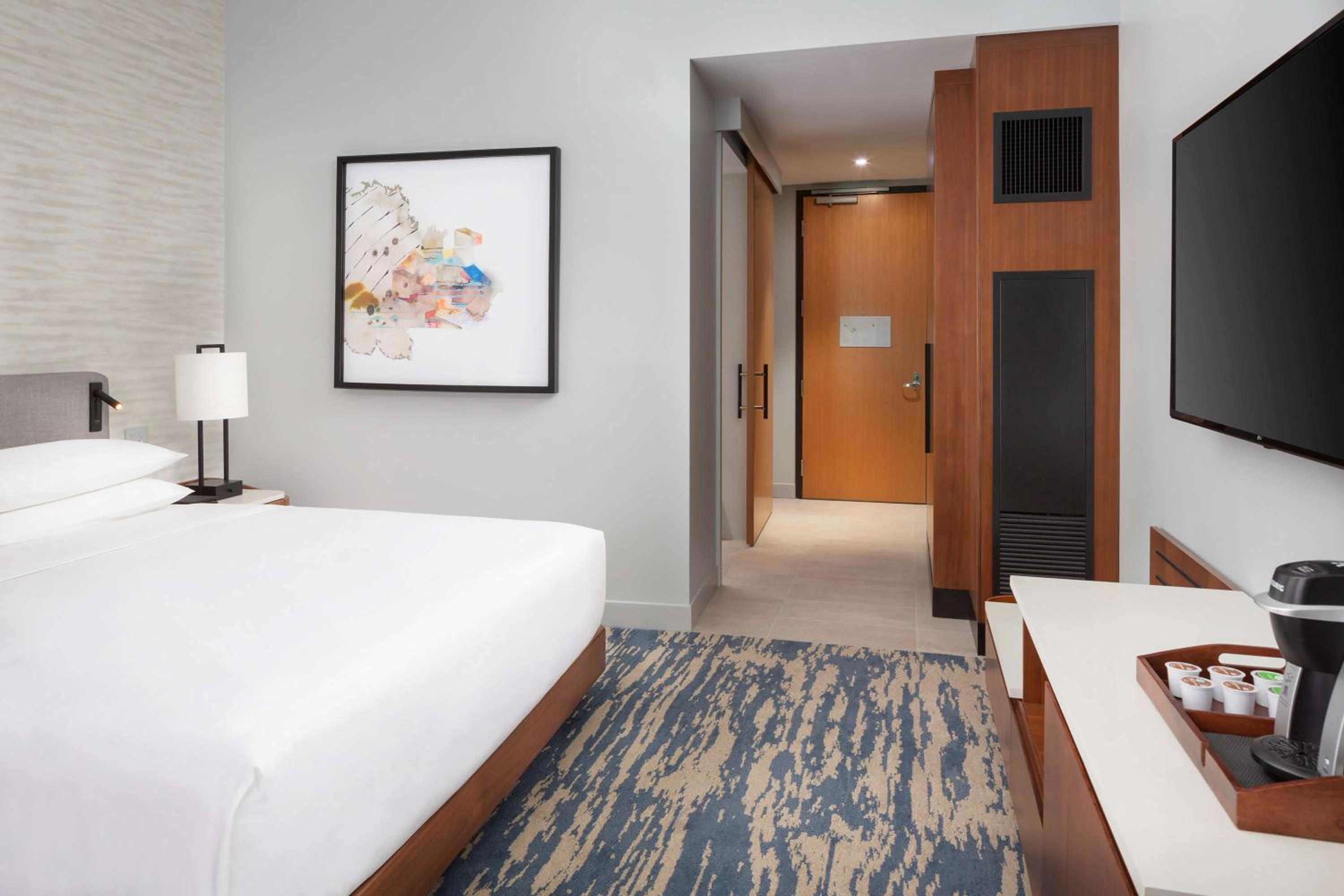 King Room with Runway View - Photo 6