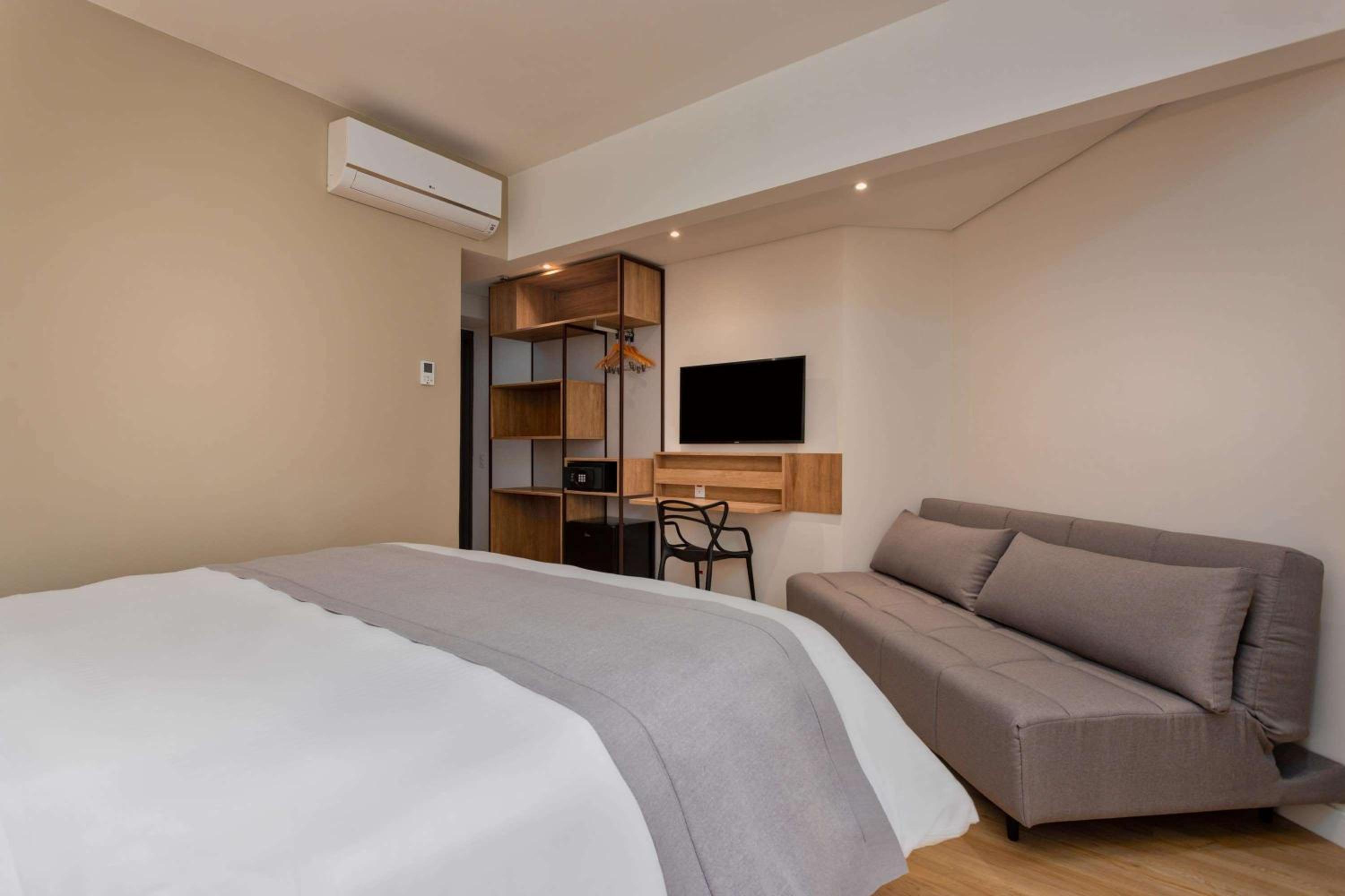 Premium Queen Room - Non-Smoking - Photo 2