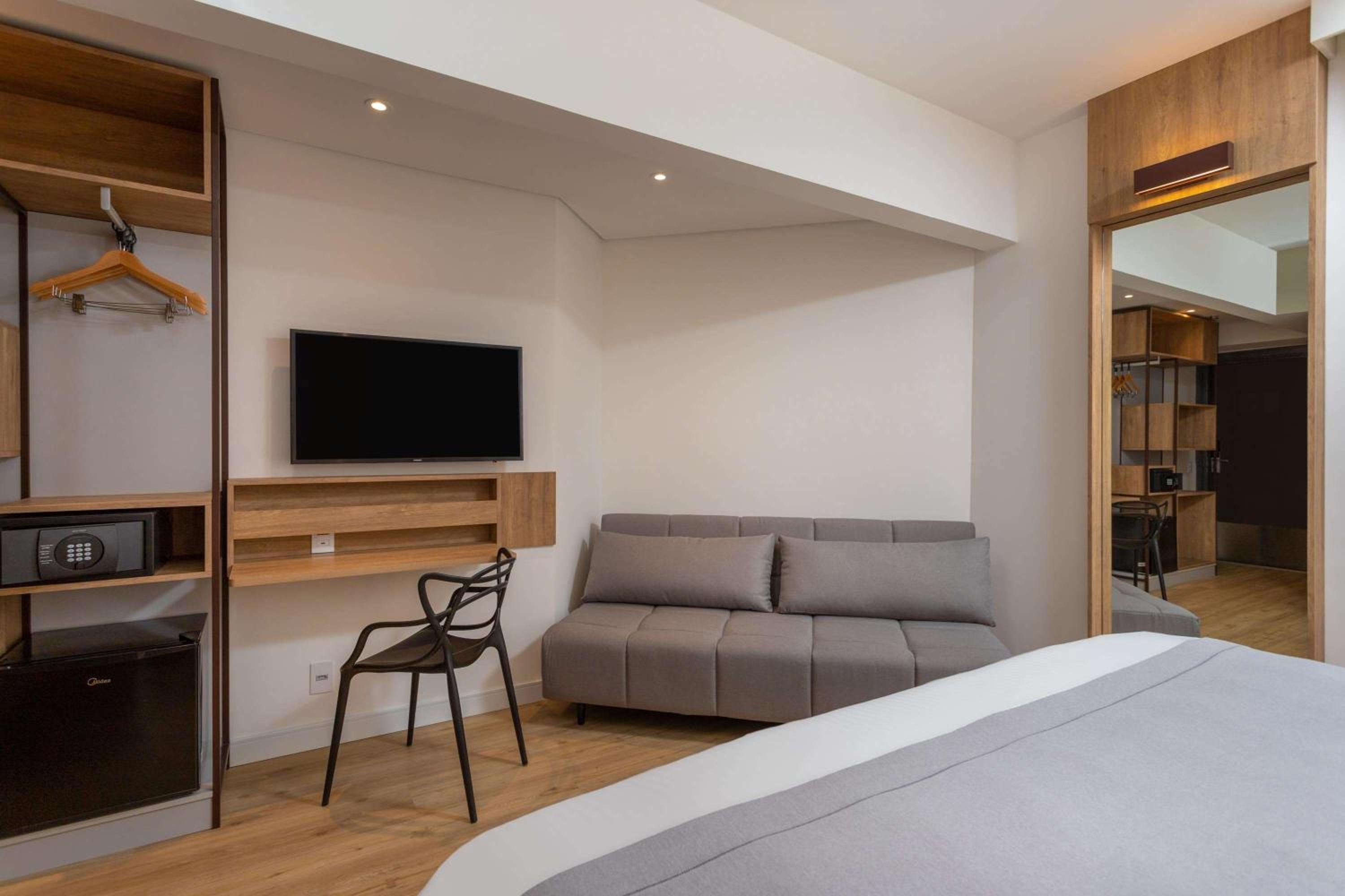 Premium Queen Room - Non-Smoking - Photo 3