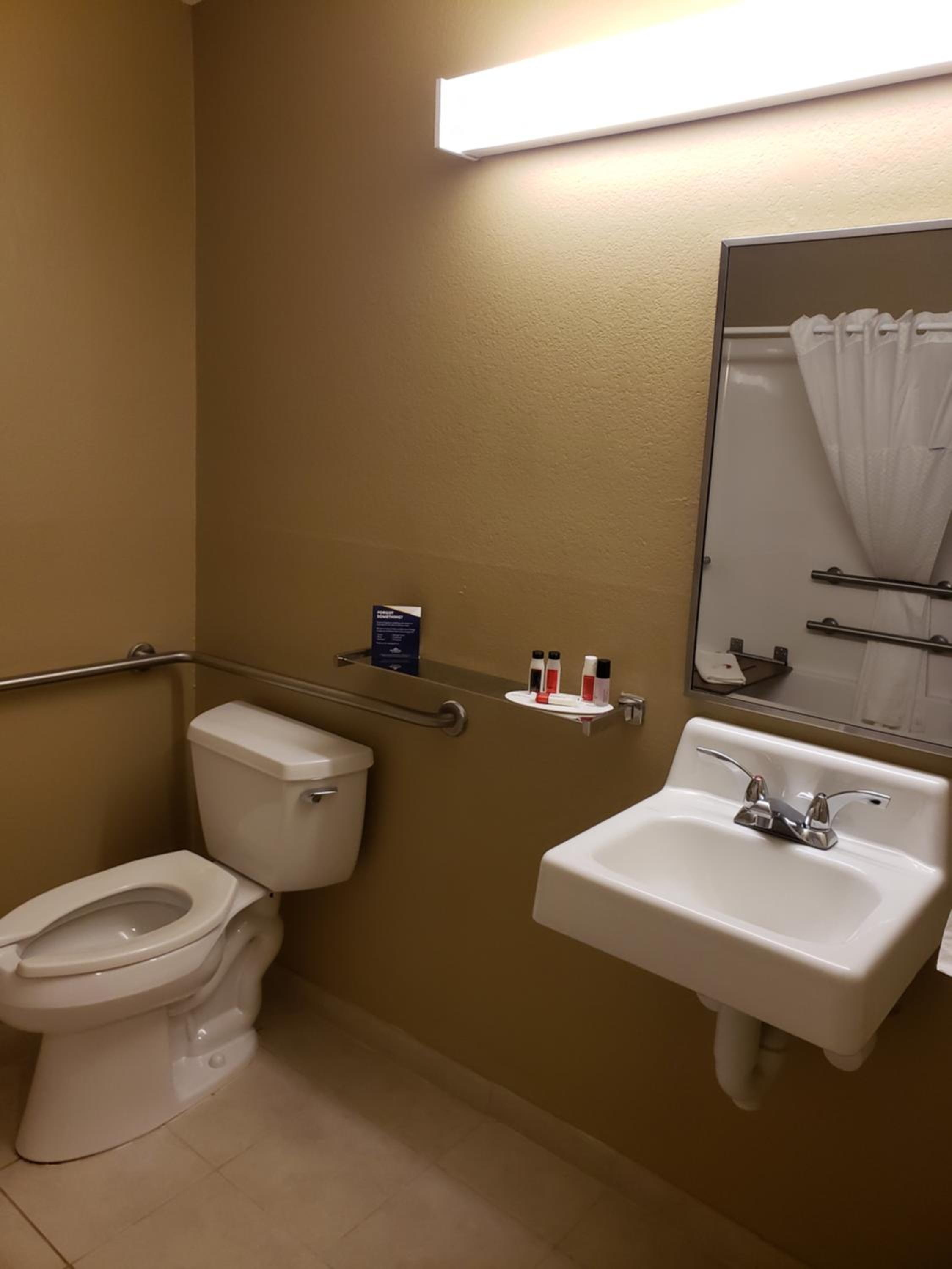 1 Queen Bed, Mobility Accessible Suite, Non-Smoking - Photo 2