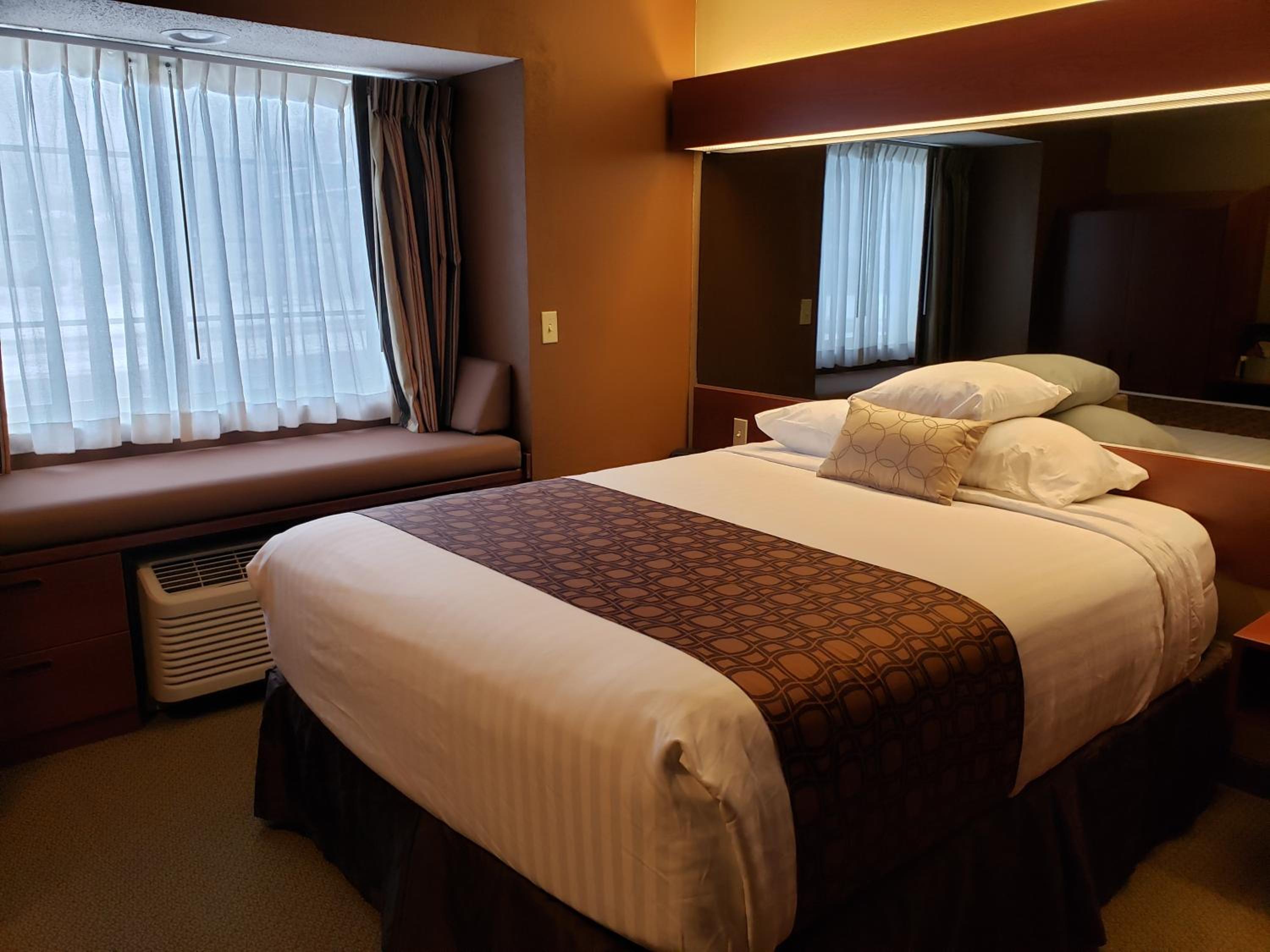 1 Queen Bed, Mobility Accessible Suite, Non-Smoking - Photo 1