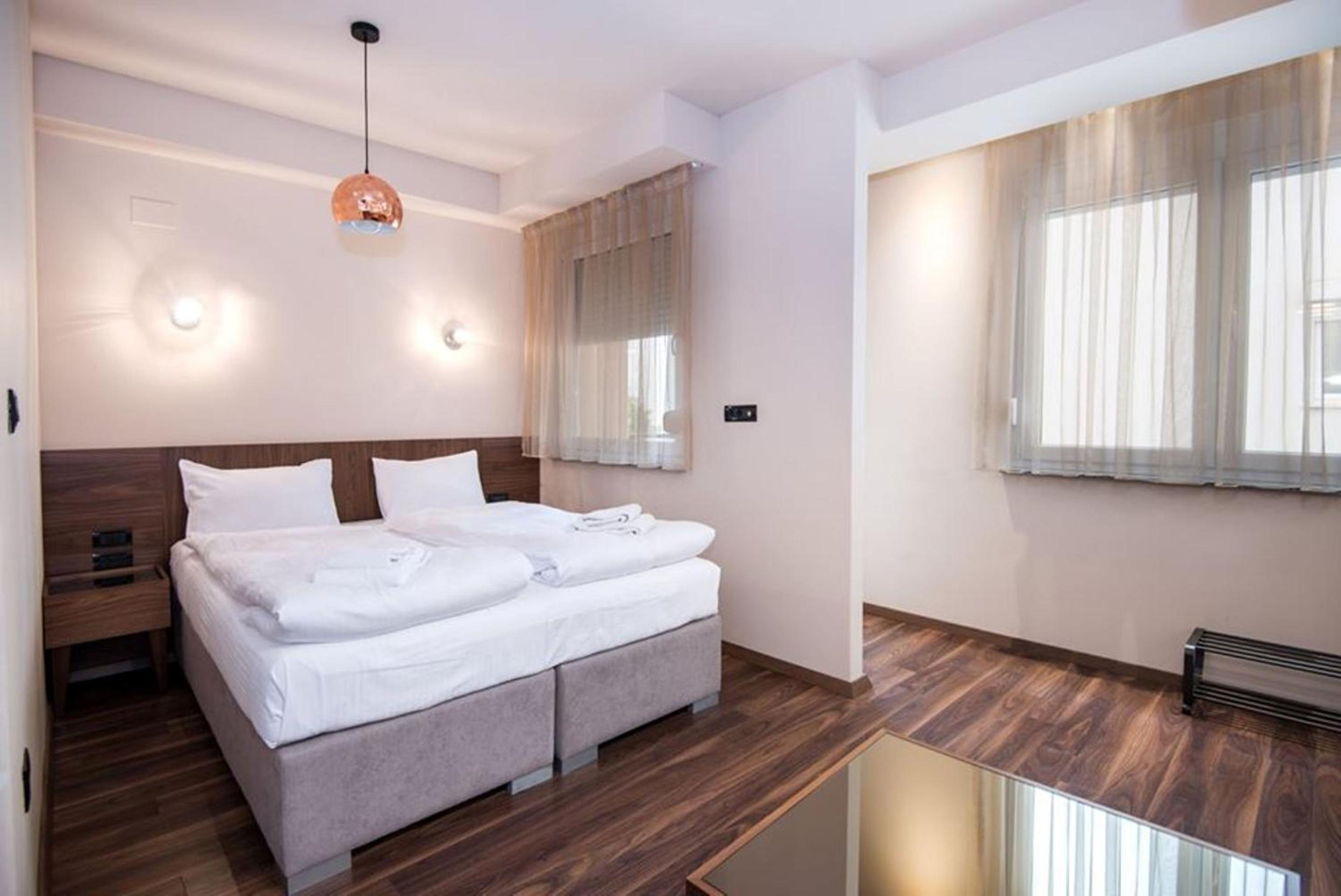 Premier One-Bedroom Apartment - Photo 4