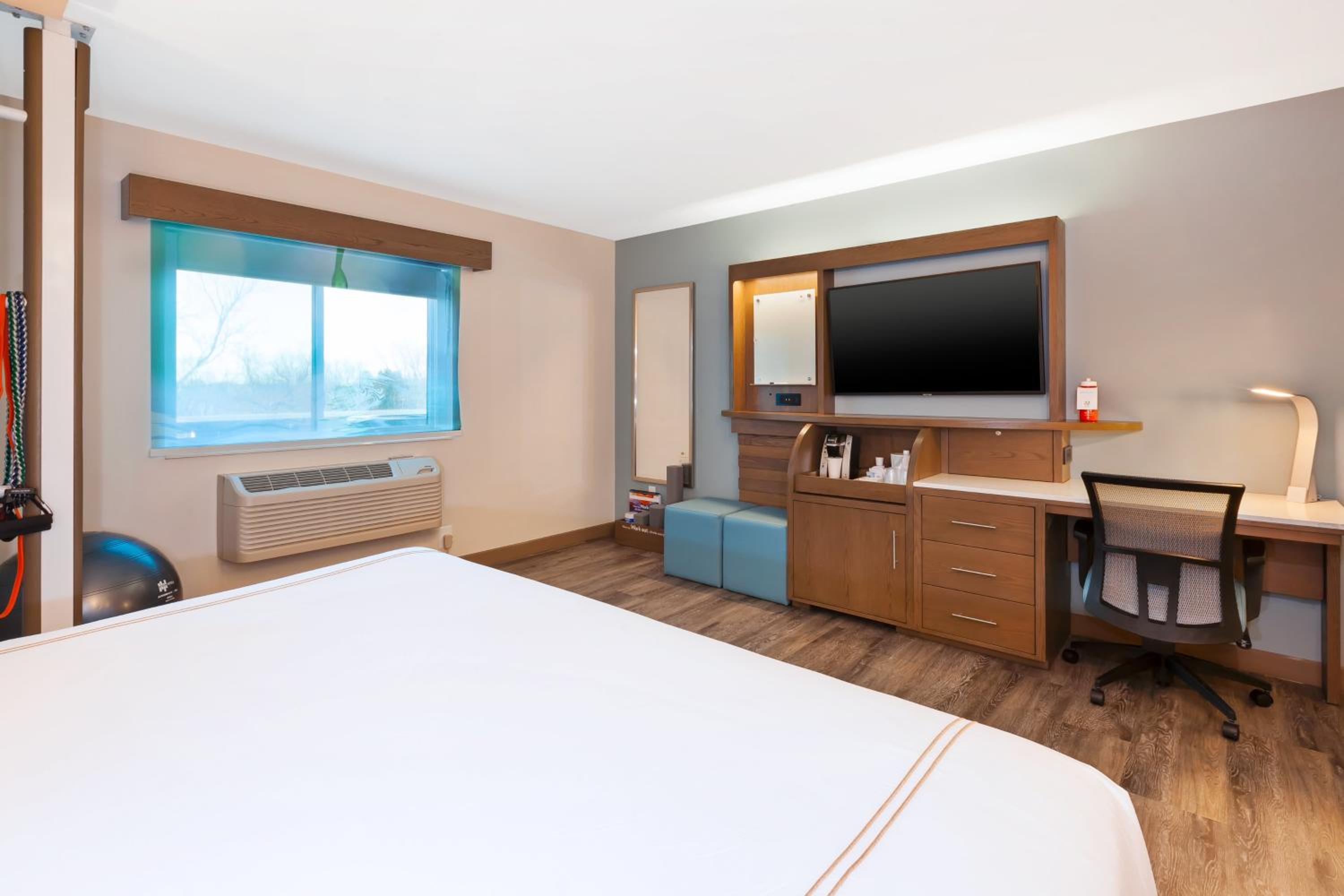 King Room - Mobility Access/Hearing Accessible - Photo 3