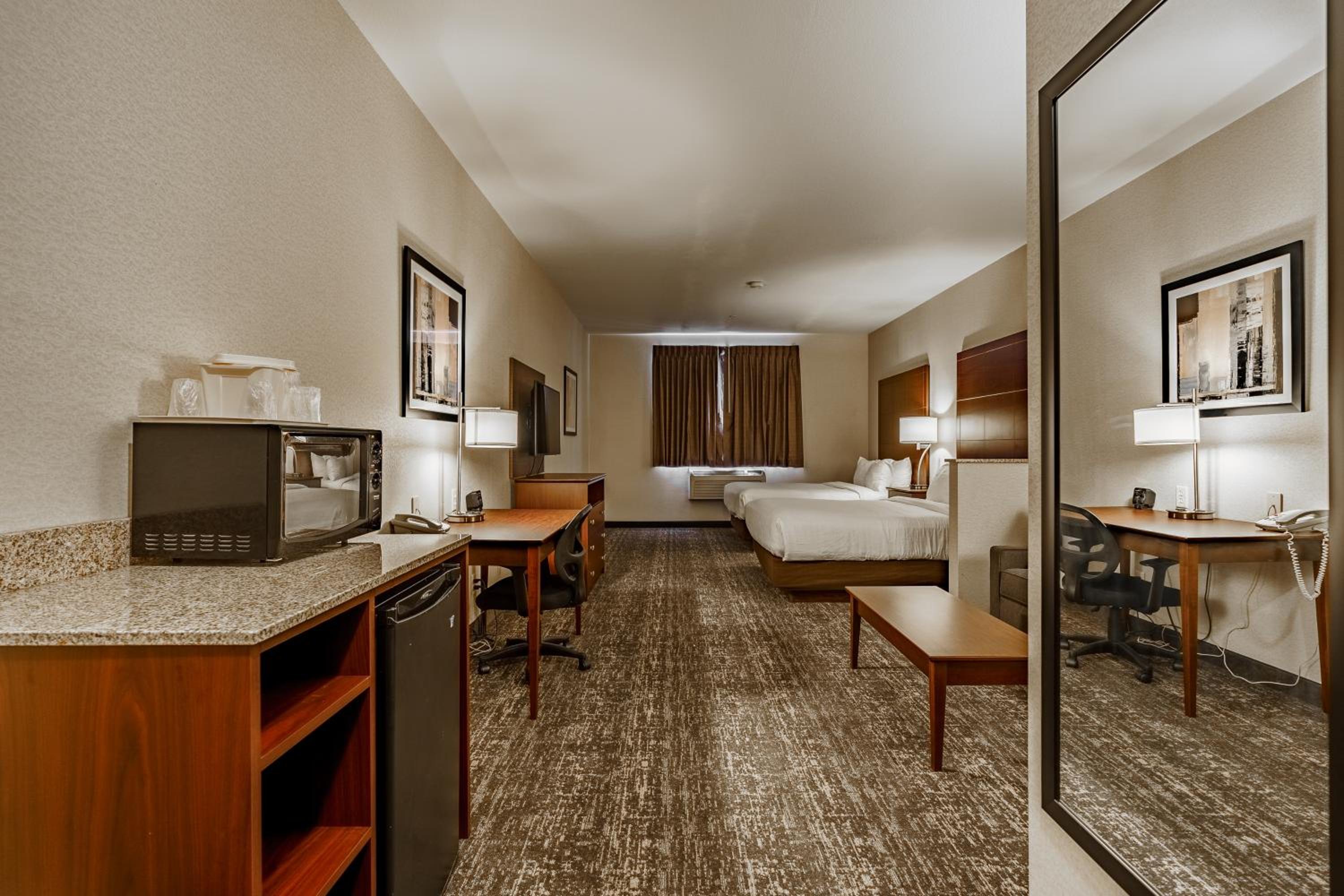 Queen Suite with Two Queen Beds - Non-Smoking - Photo 4