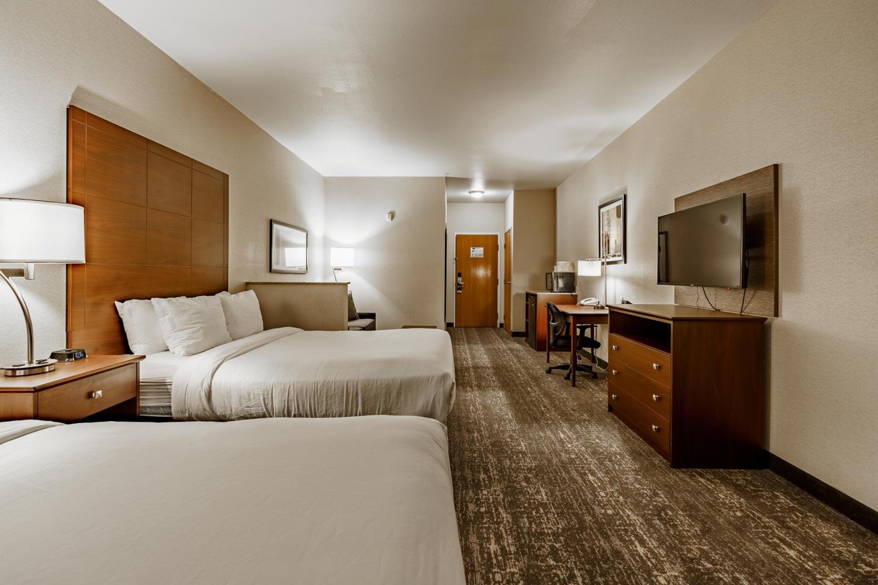 Queen Suite with Two Queen Beds - Non-Smoking - Photo 3