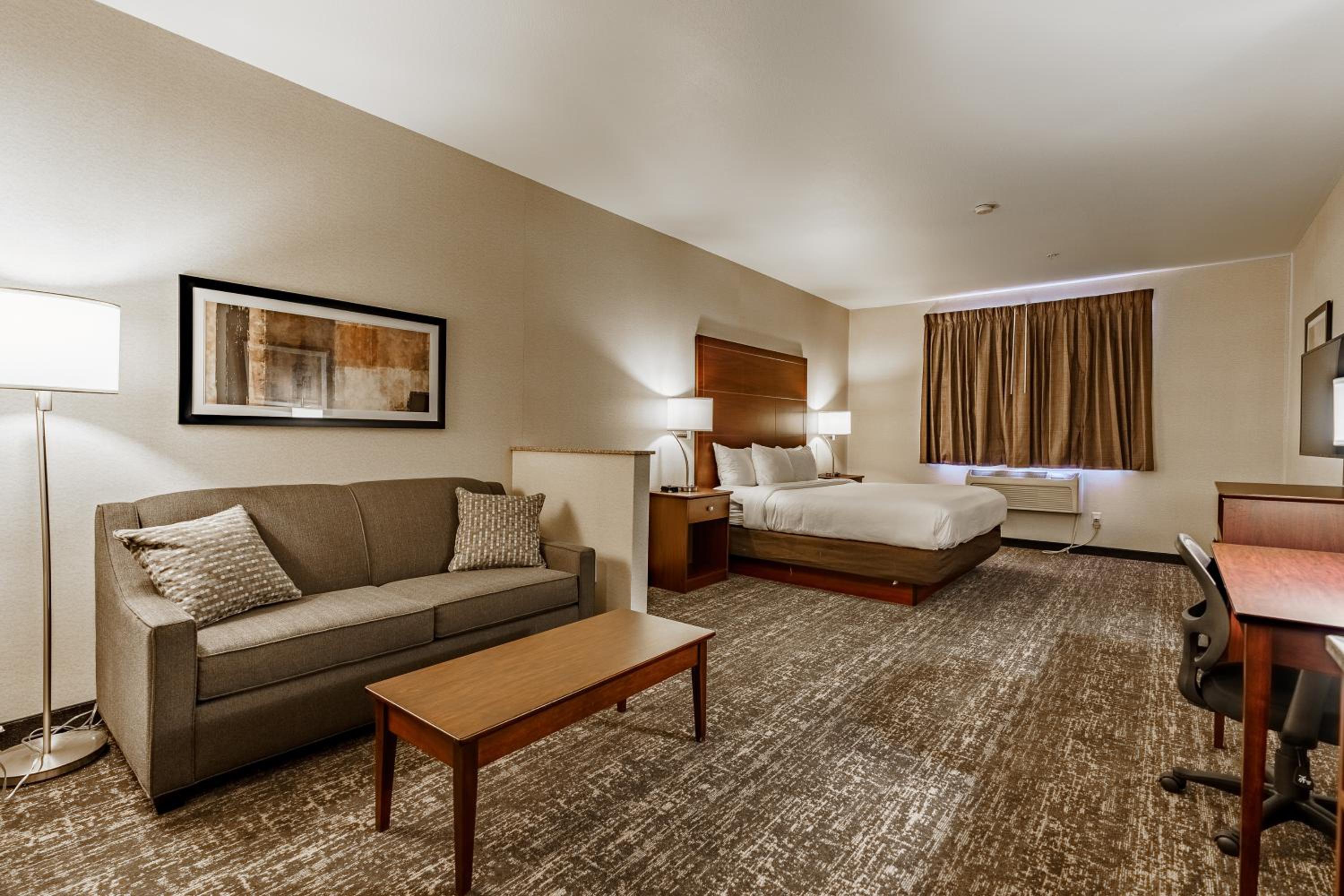 King Suite - Non-Smoking - Photo 4