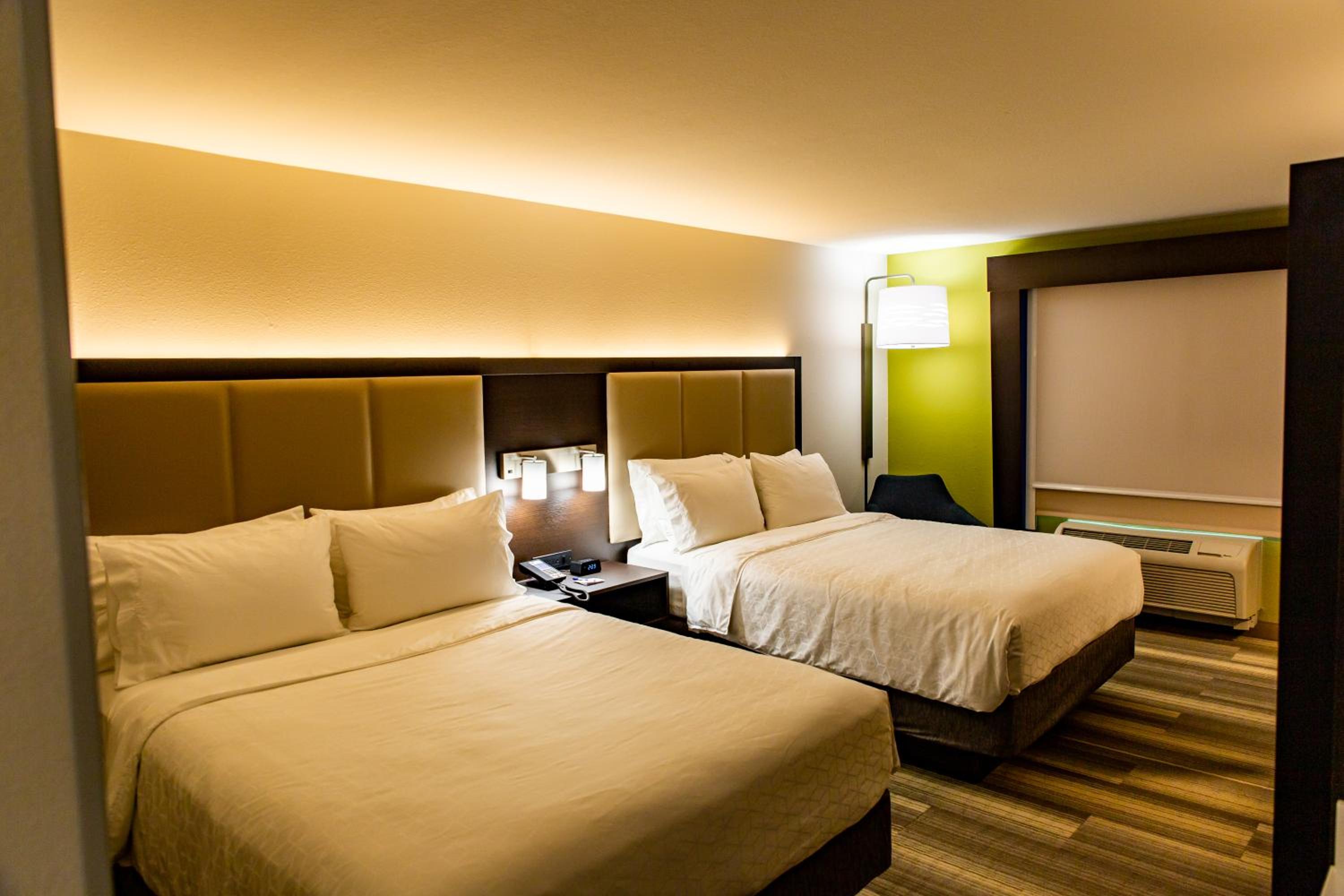 Standard Queen Room with Two Queen Beds - Photo 7