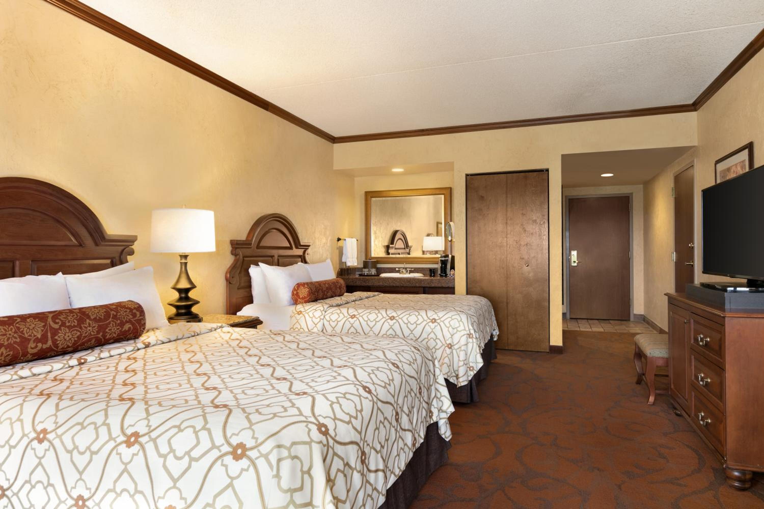 Deluxe Queen Room with Two Queen Beds - Photo 4